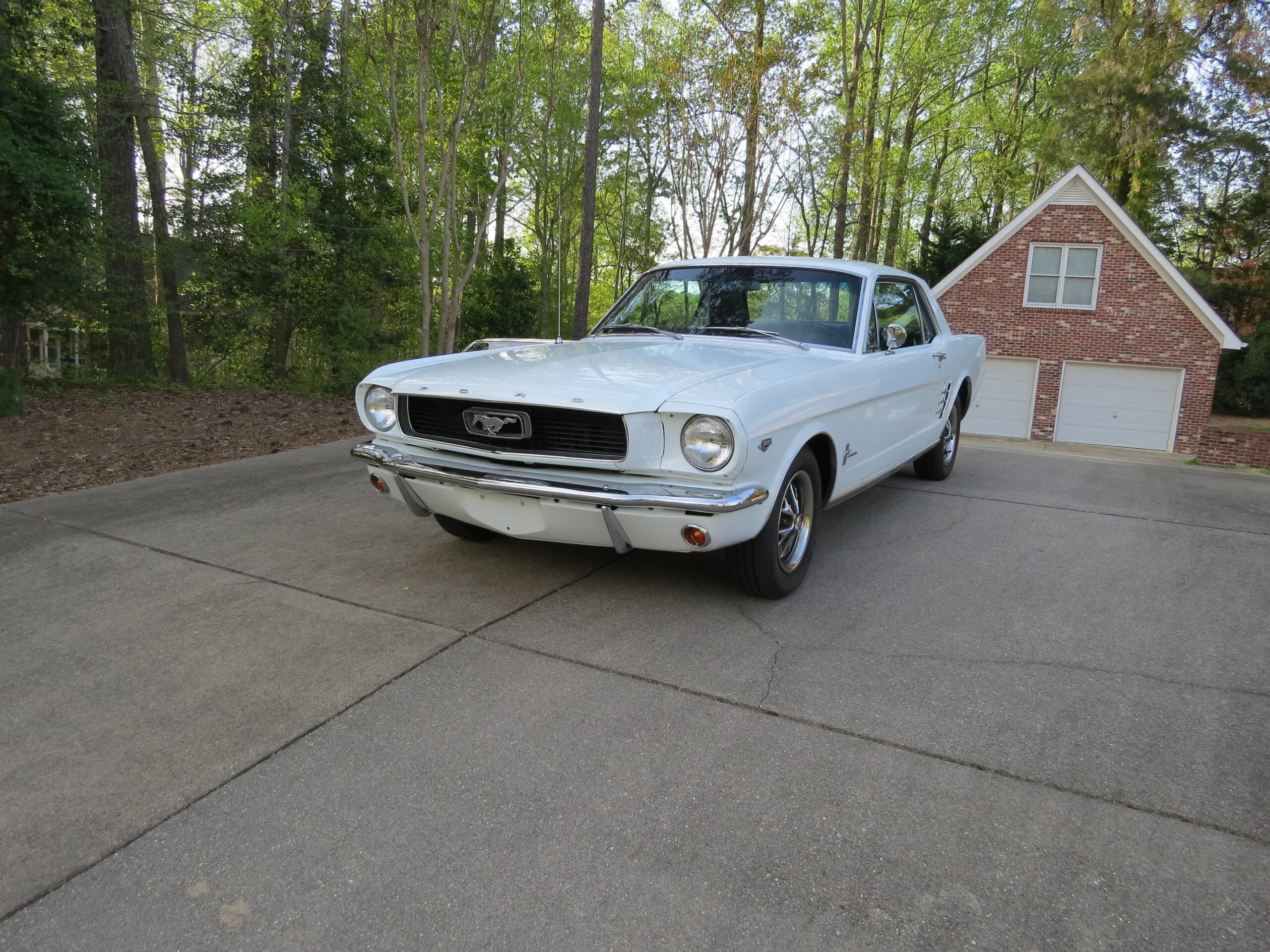 Ford-Mustang-coupe-1966-White-Black-75