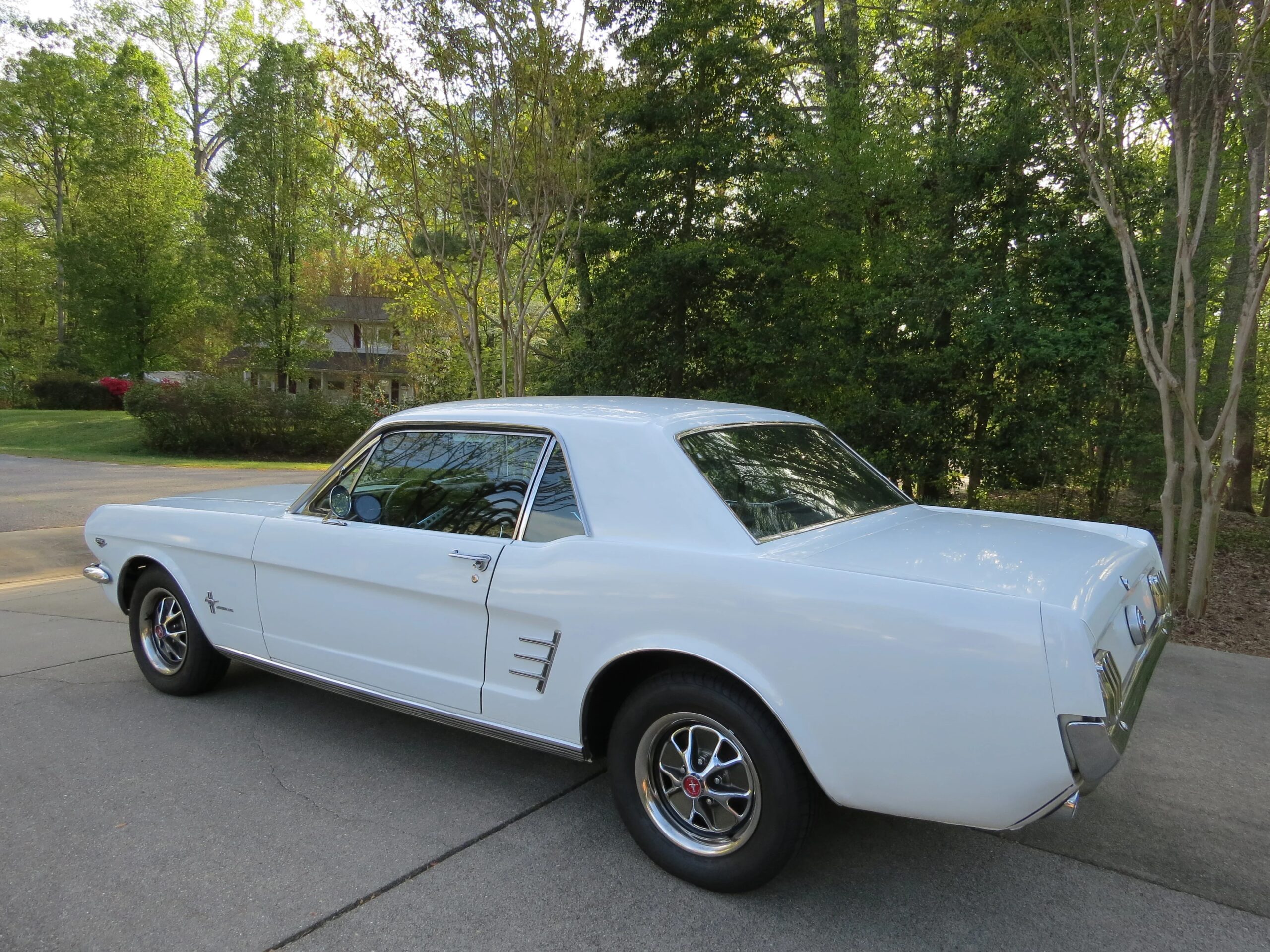 Ford-Mustang-coupe-1966-White-Black-79