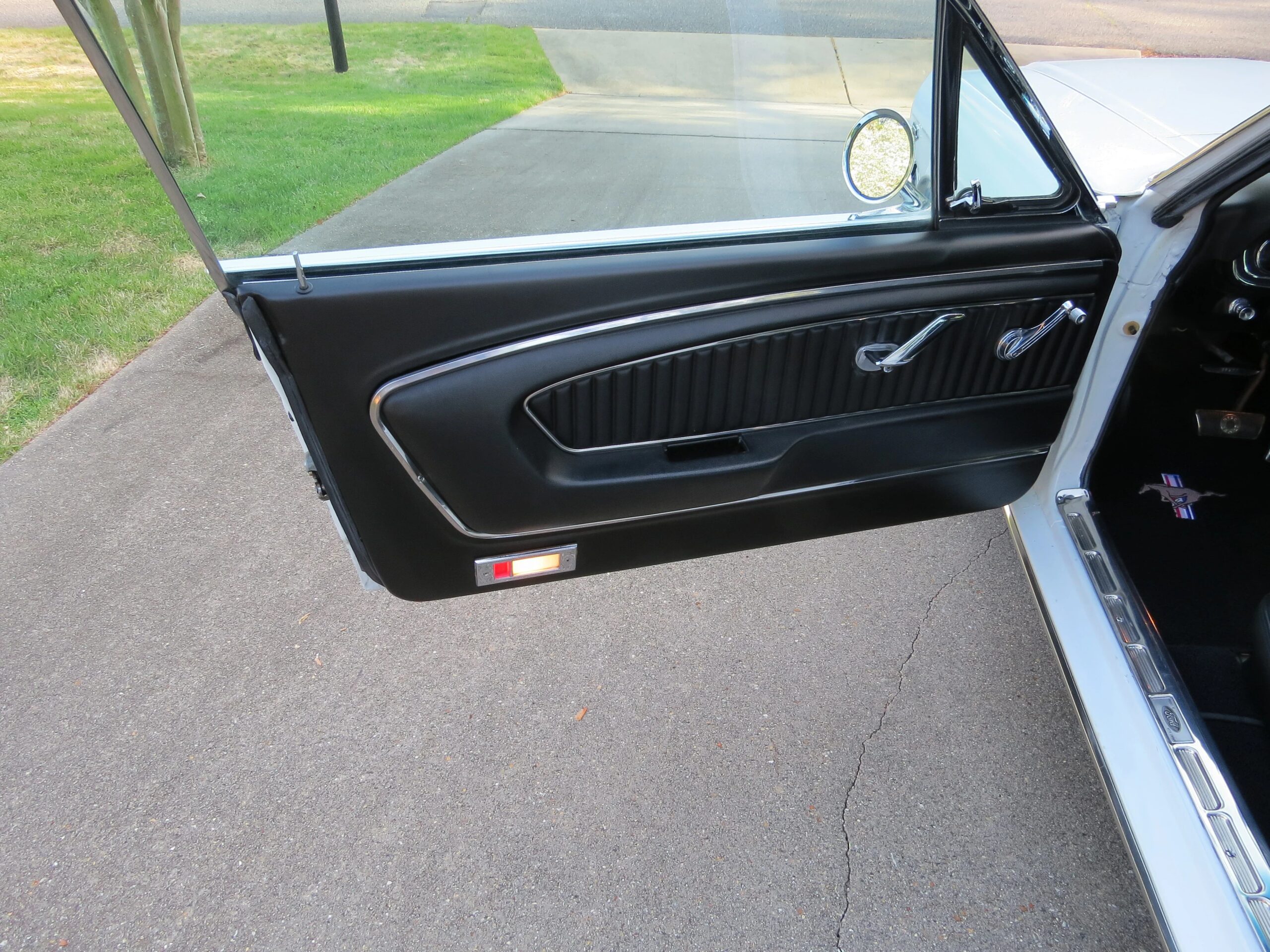 Ford-Mustang-coupe-1966-White-Black-8