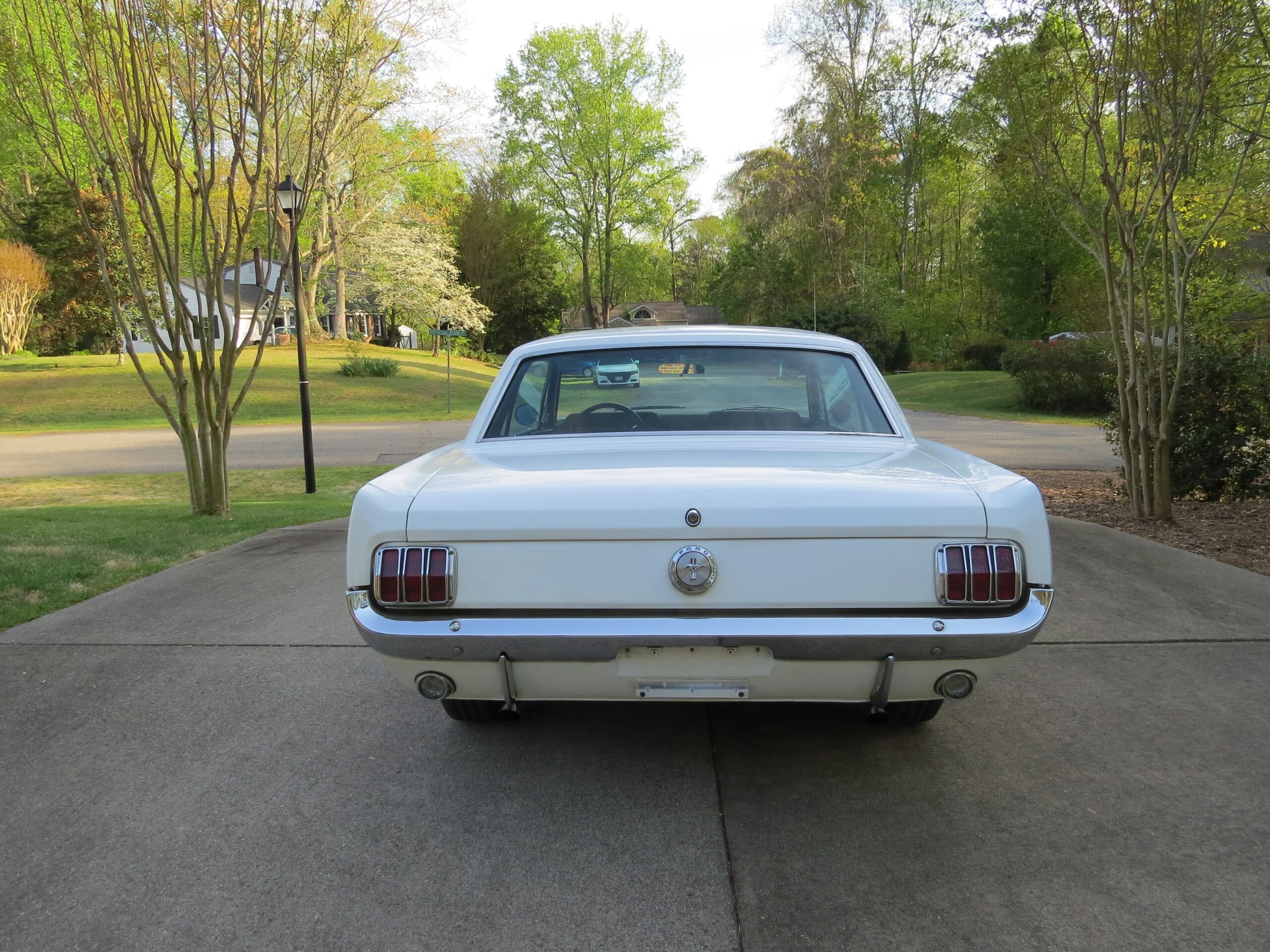 Ford-Mustang-coupe-1966-White-Black-80