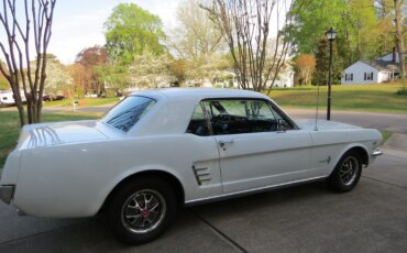 Ford-Mustang-coupe-1966-White-Black-81
