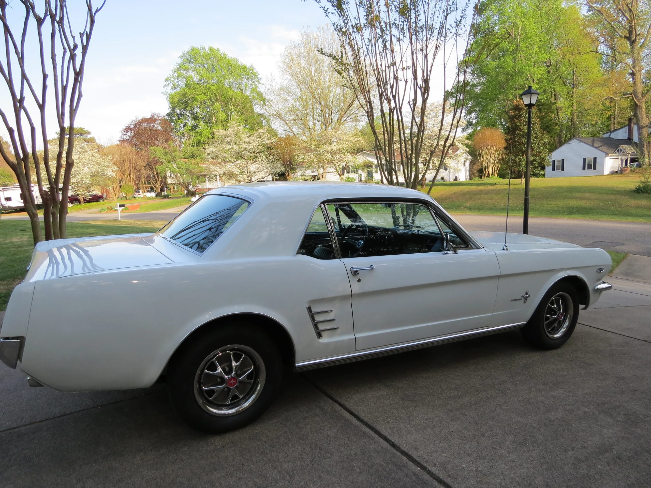 Ford-Mustang-coupe-1966-White-Black-81