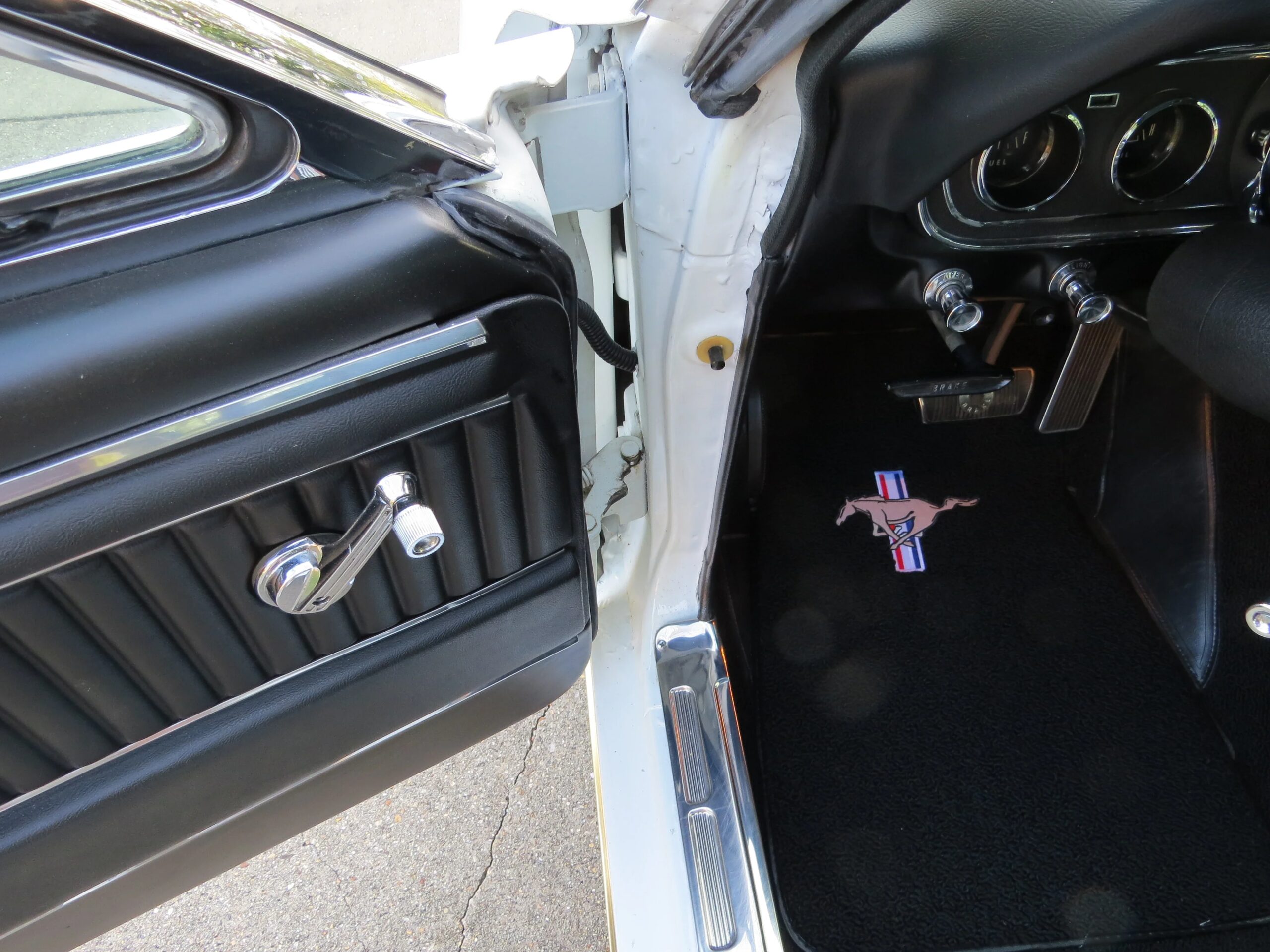 Ford-Mustang-coupe-1966-White-Black-9