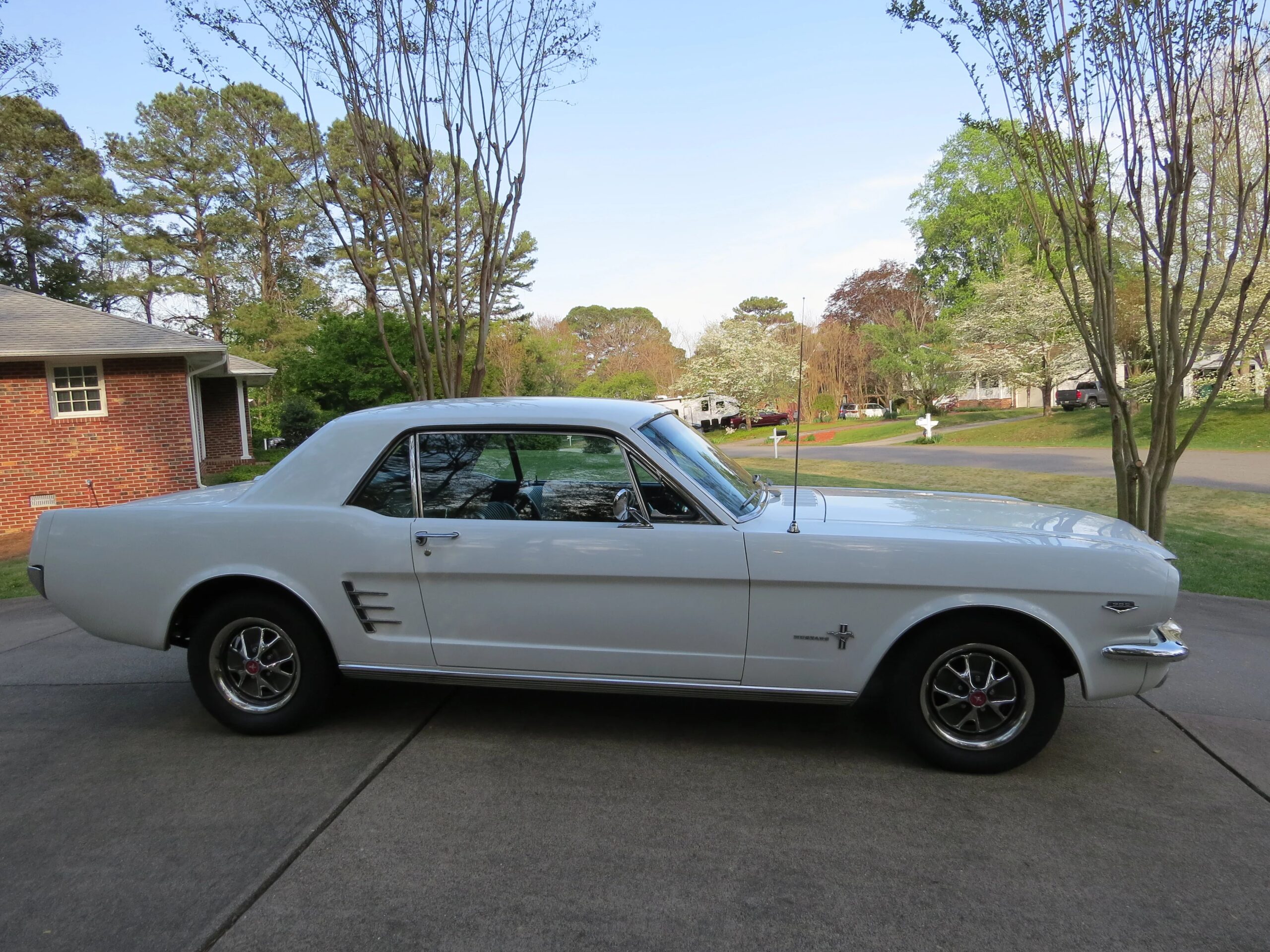Ford-Mustang-coupe-1966-White-Black