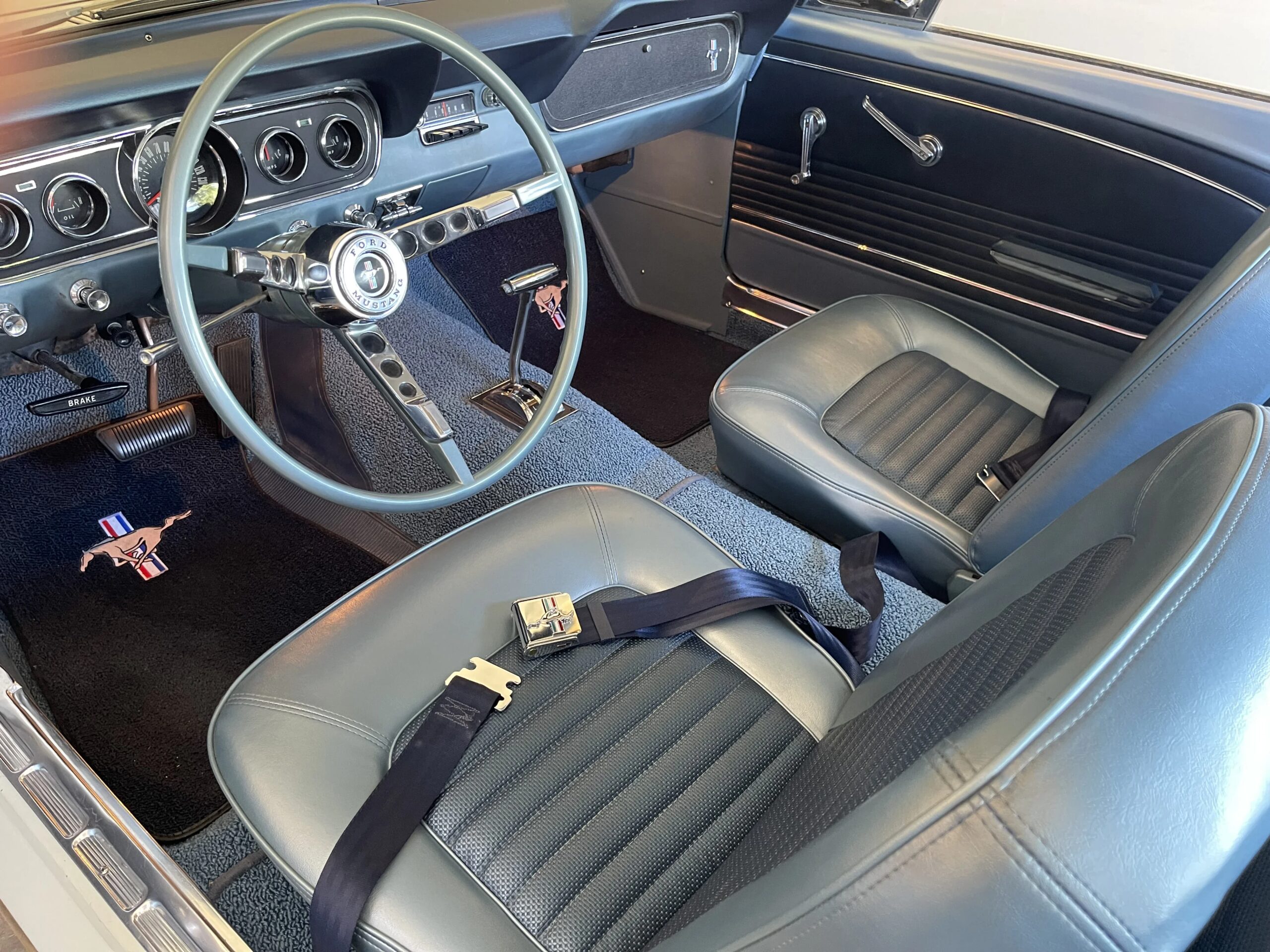 Ford-Mustang-coupe-1966-White-Blue-1