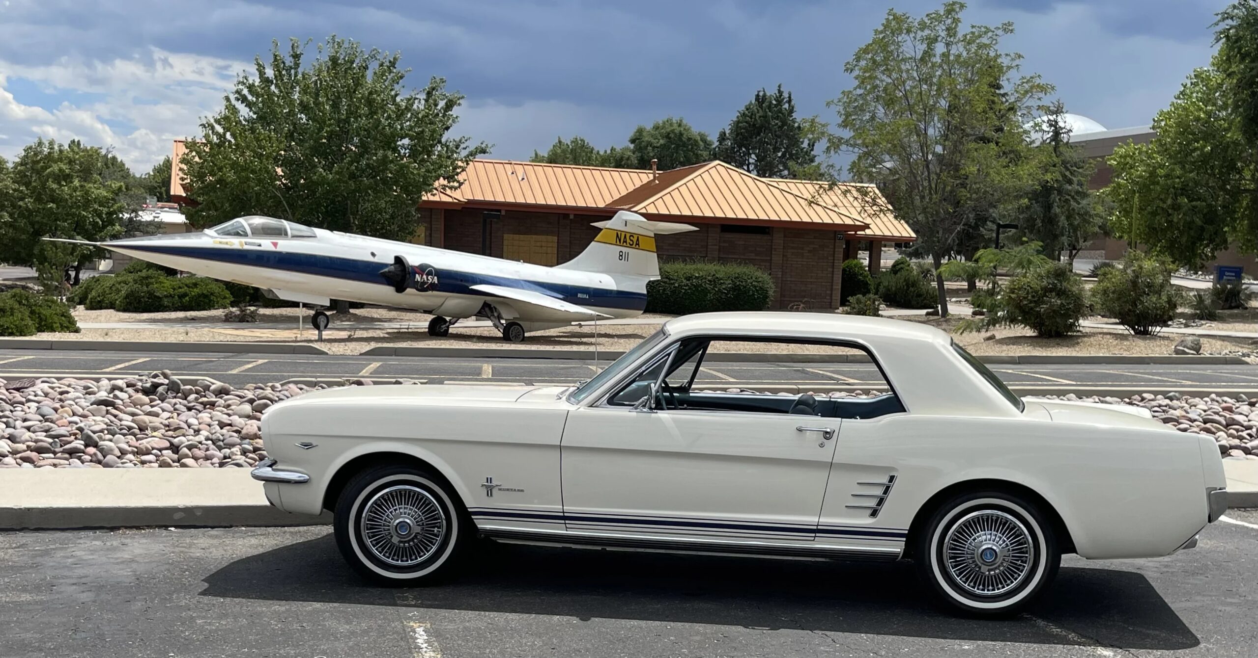 Ford-Mustang-coupe-1966-White-Blue-2