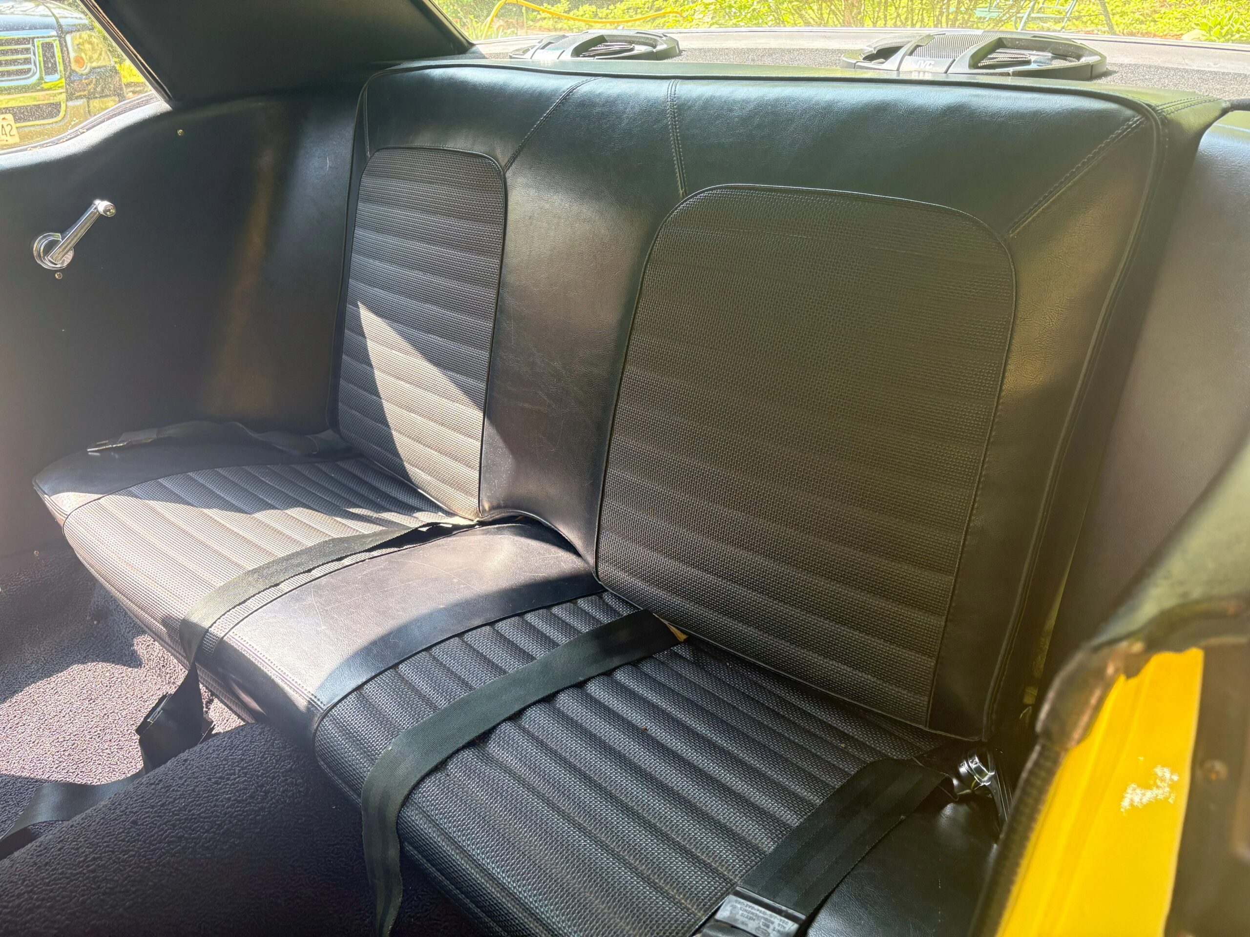 Ford-Mustang-coupe-1966-Yellow-Black-14