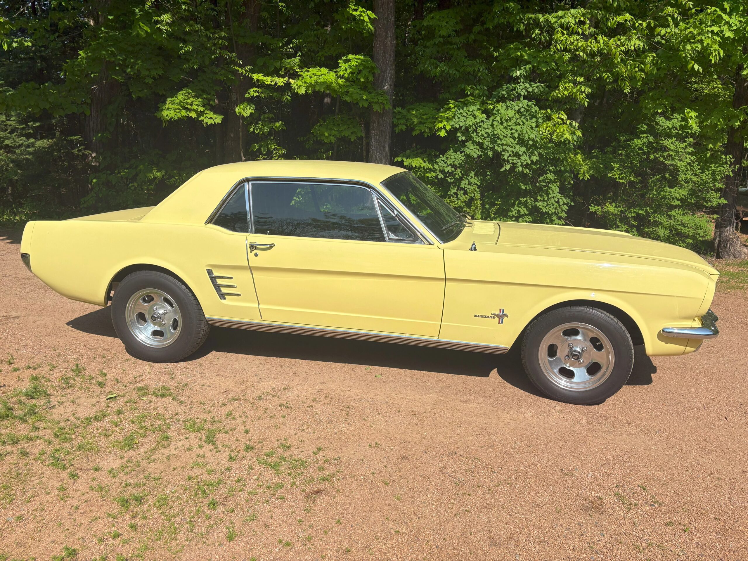 Ford-Mustang-coupe-1966-Yellow-Black-16