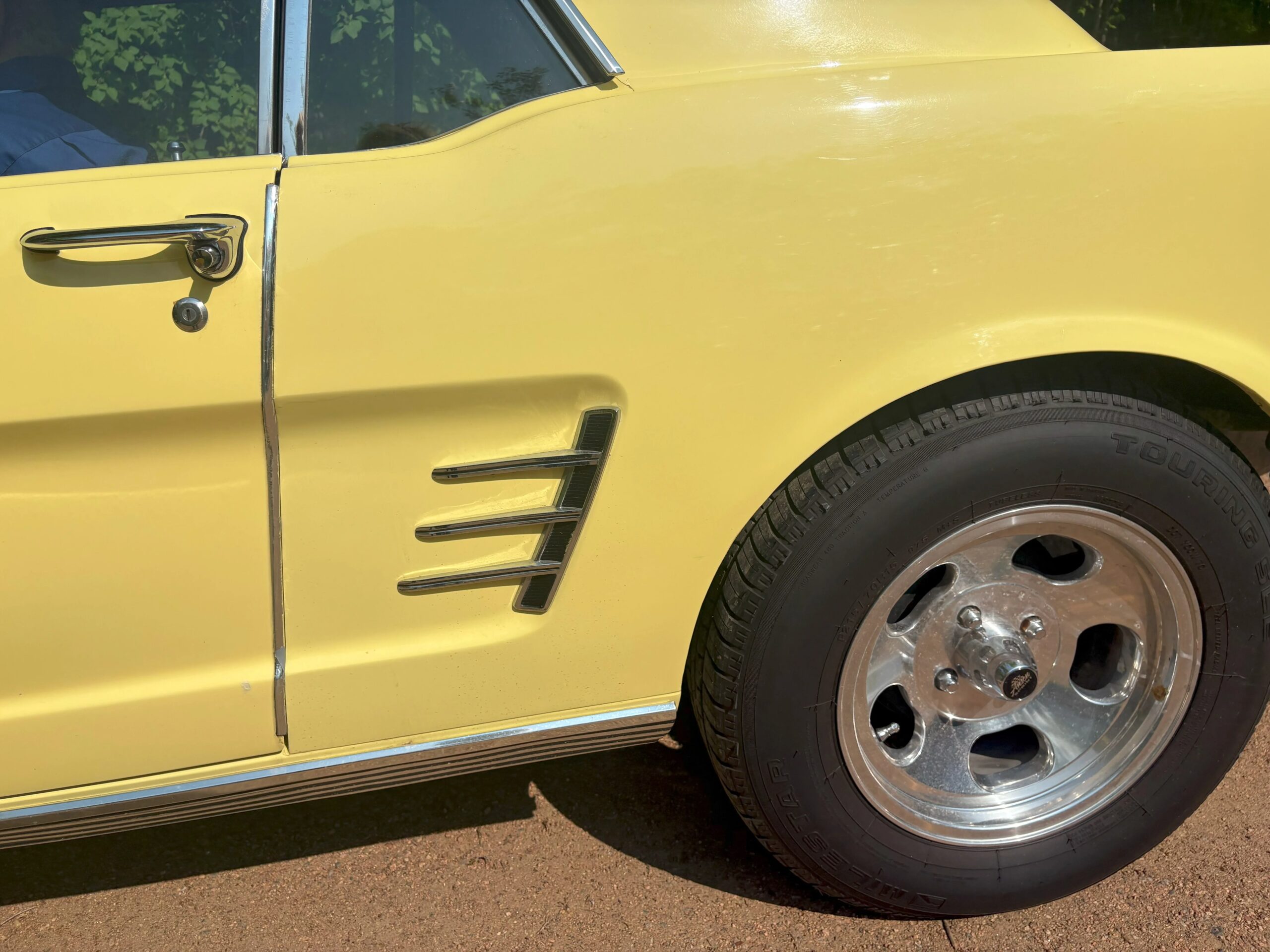 Ford-Mustang-coupe-1966-Yellow-Black-4
