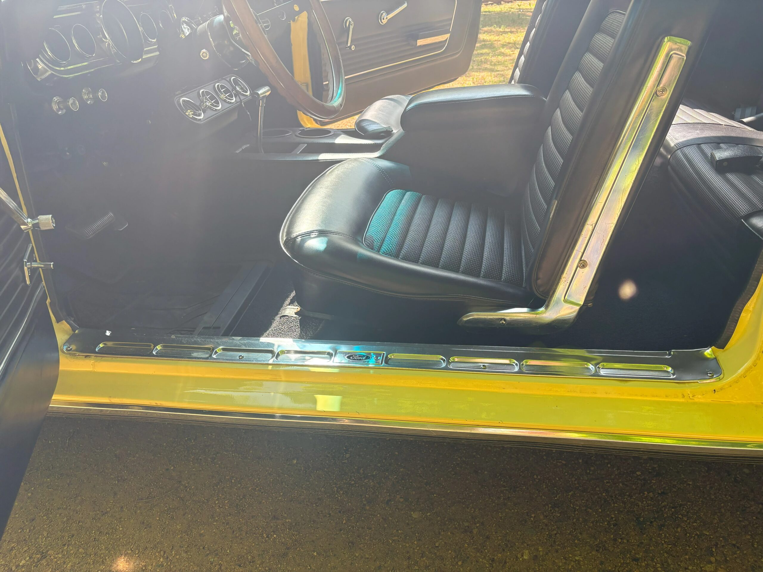 Ford-Mustang-coupe-1966-Yellow-Black-8