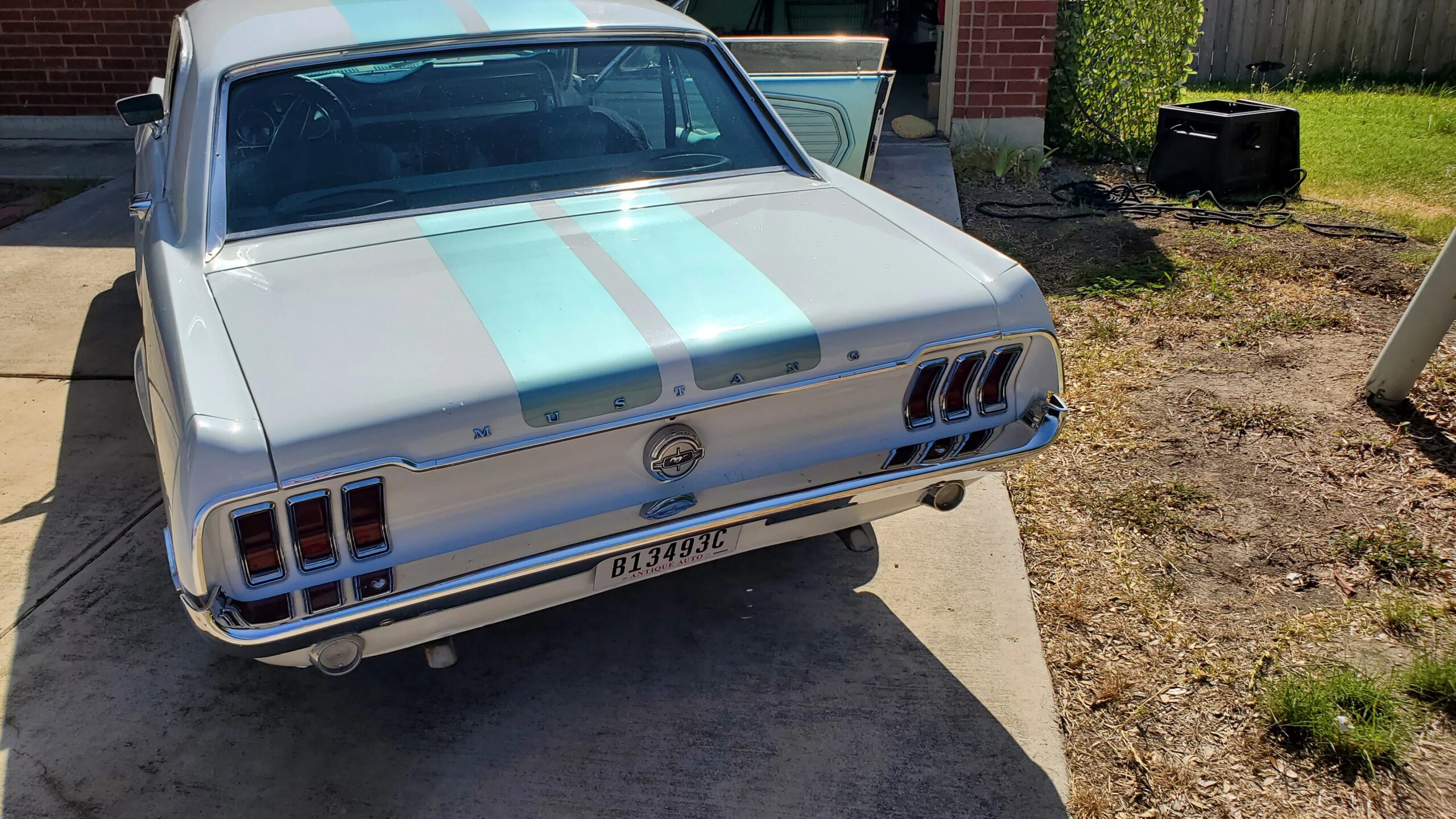 Ford-Mustang-coupe-1968-White-Turquoise-1