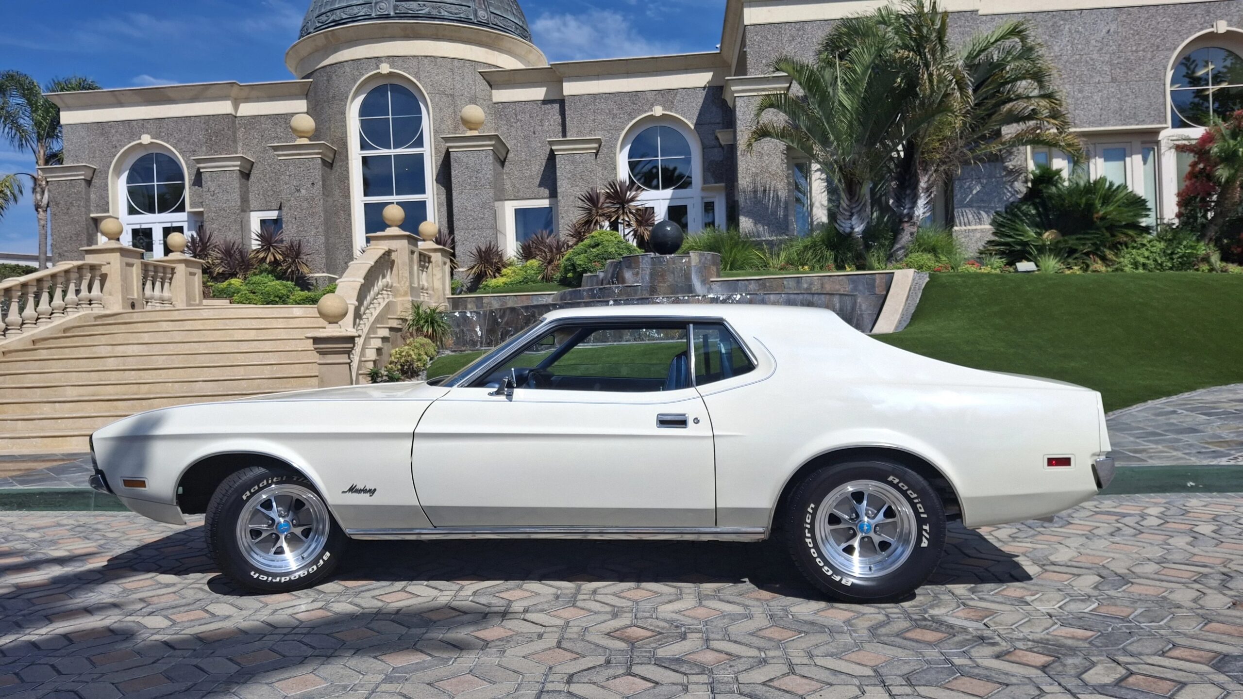 Ford-Mustang-coupe-1972-White-Blue-1