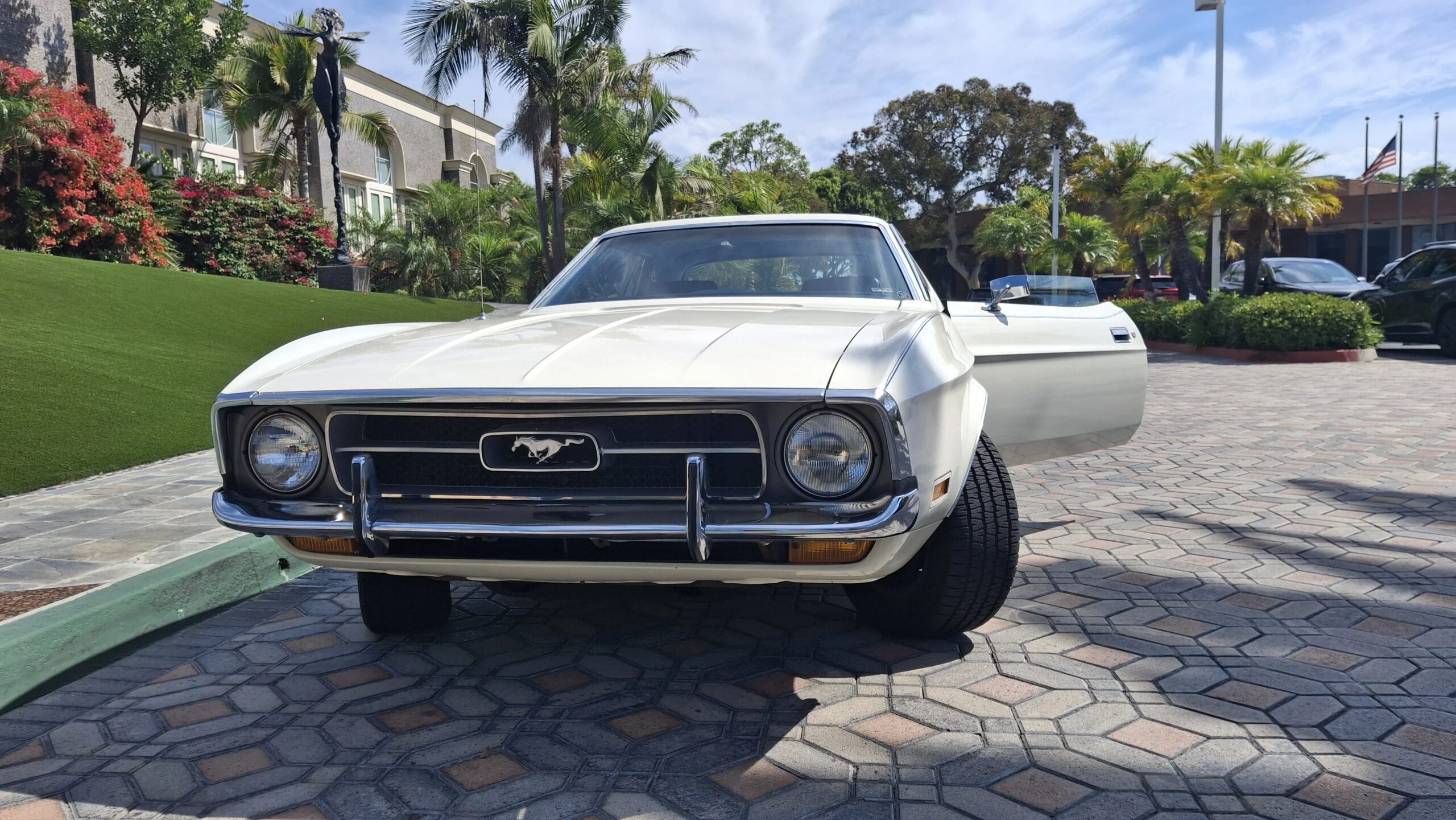 Ford-Mustang-coupe-1972-White-Blue-3