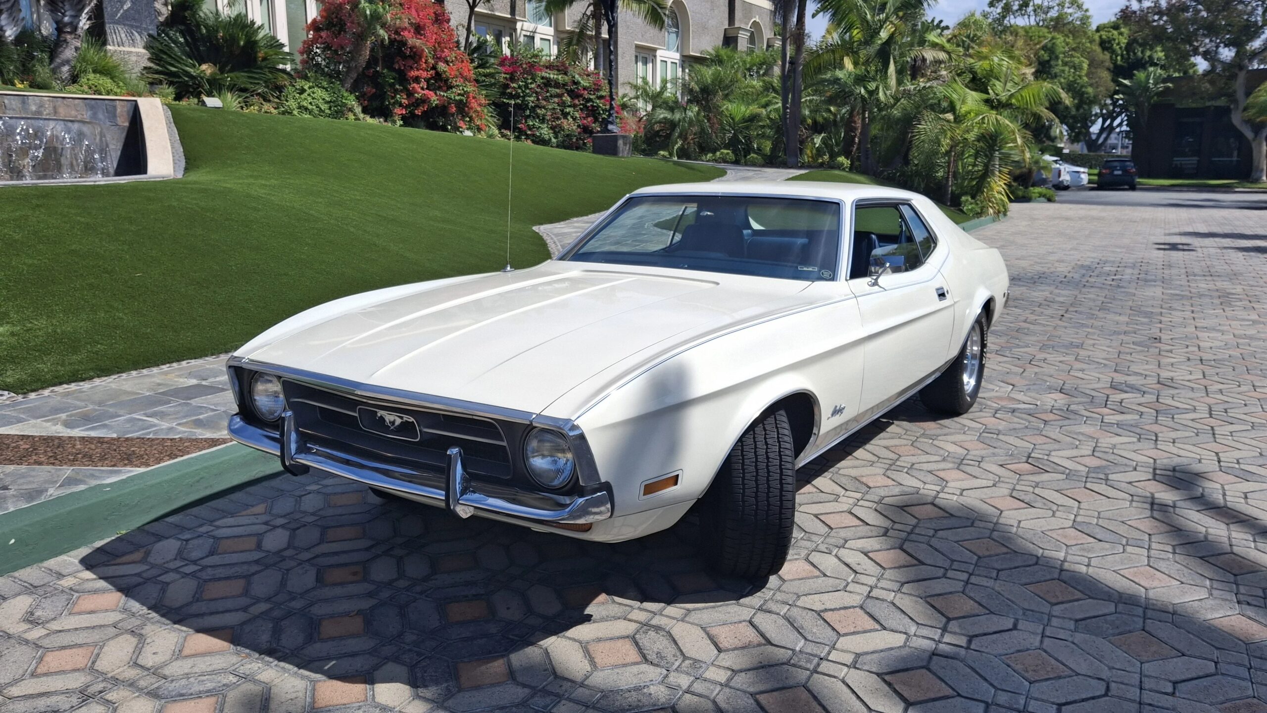 Ford-Mustang-coupe-1972-White-Blue-4