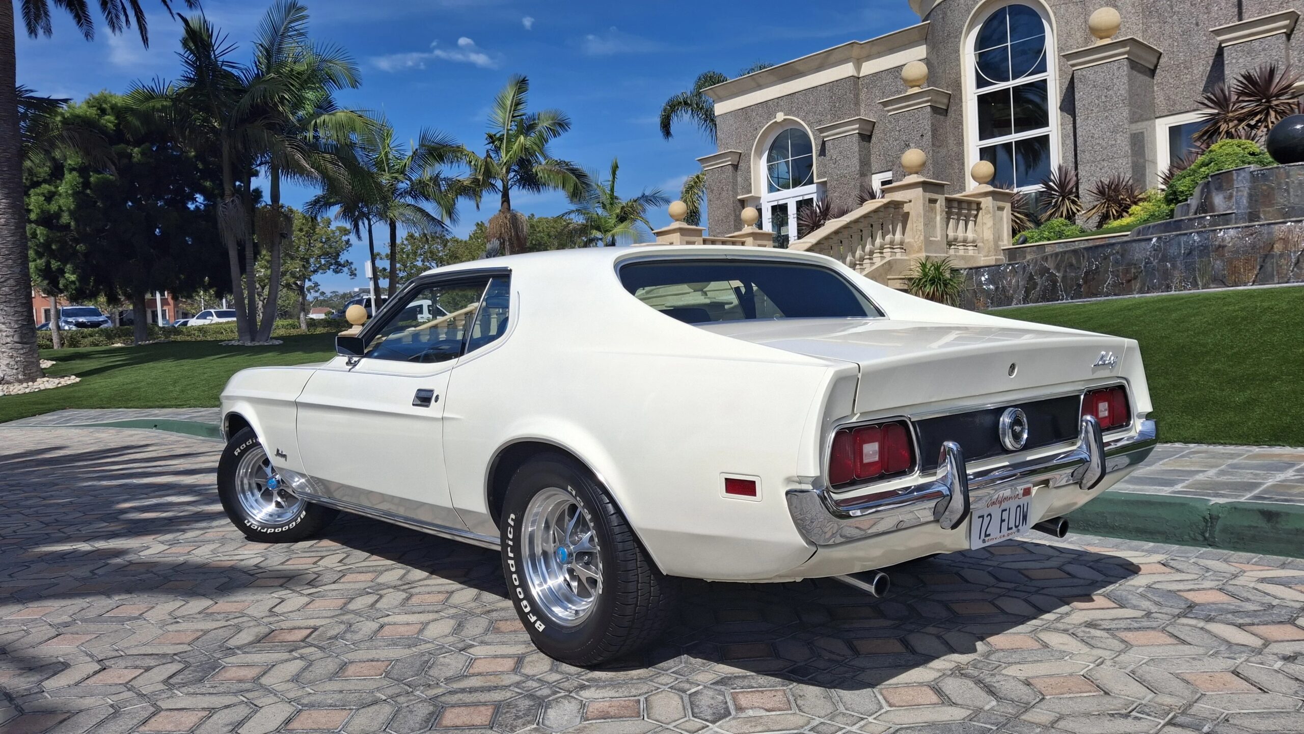 Ford-Mustang-coupe-1972-White-Blue