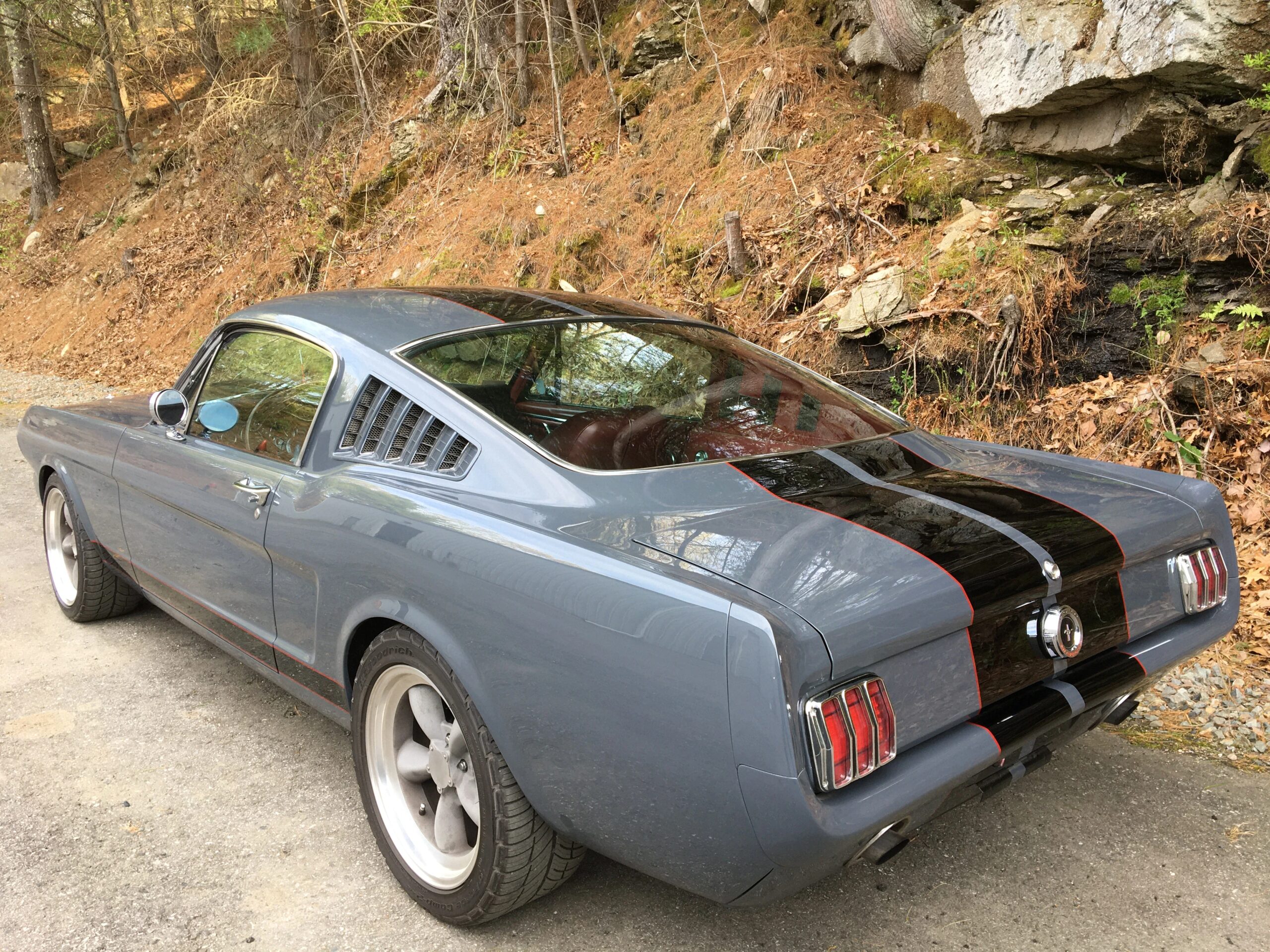 Ford-Mustang-fastback-1966-Gray-Red-2