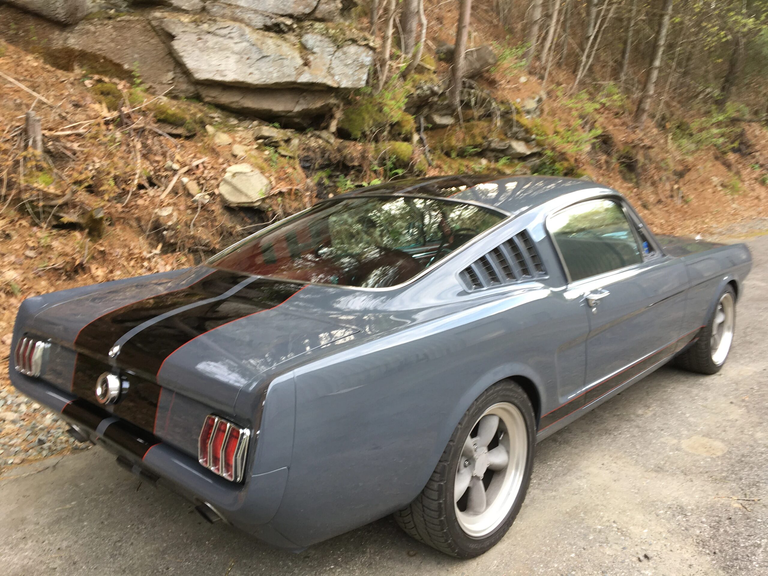 Ford-Mustang-fastback-1966-Gray-Red-3