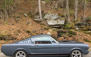 Ford-Mustang-fastback-1966-Gray-Red