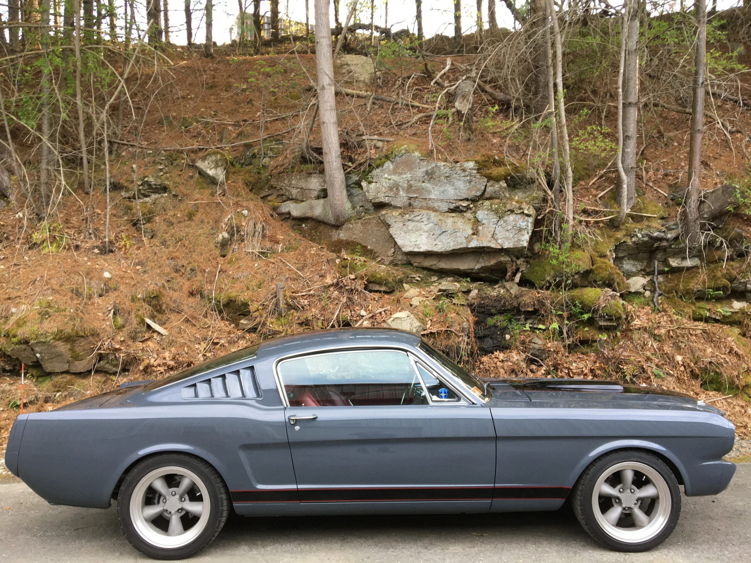 Ford-Mustang-fastback-1966-Gray-Red