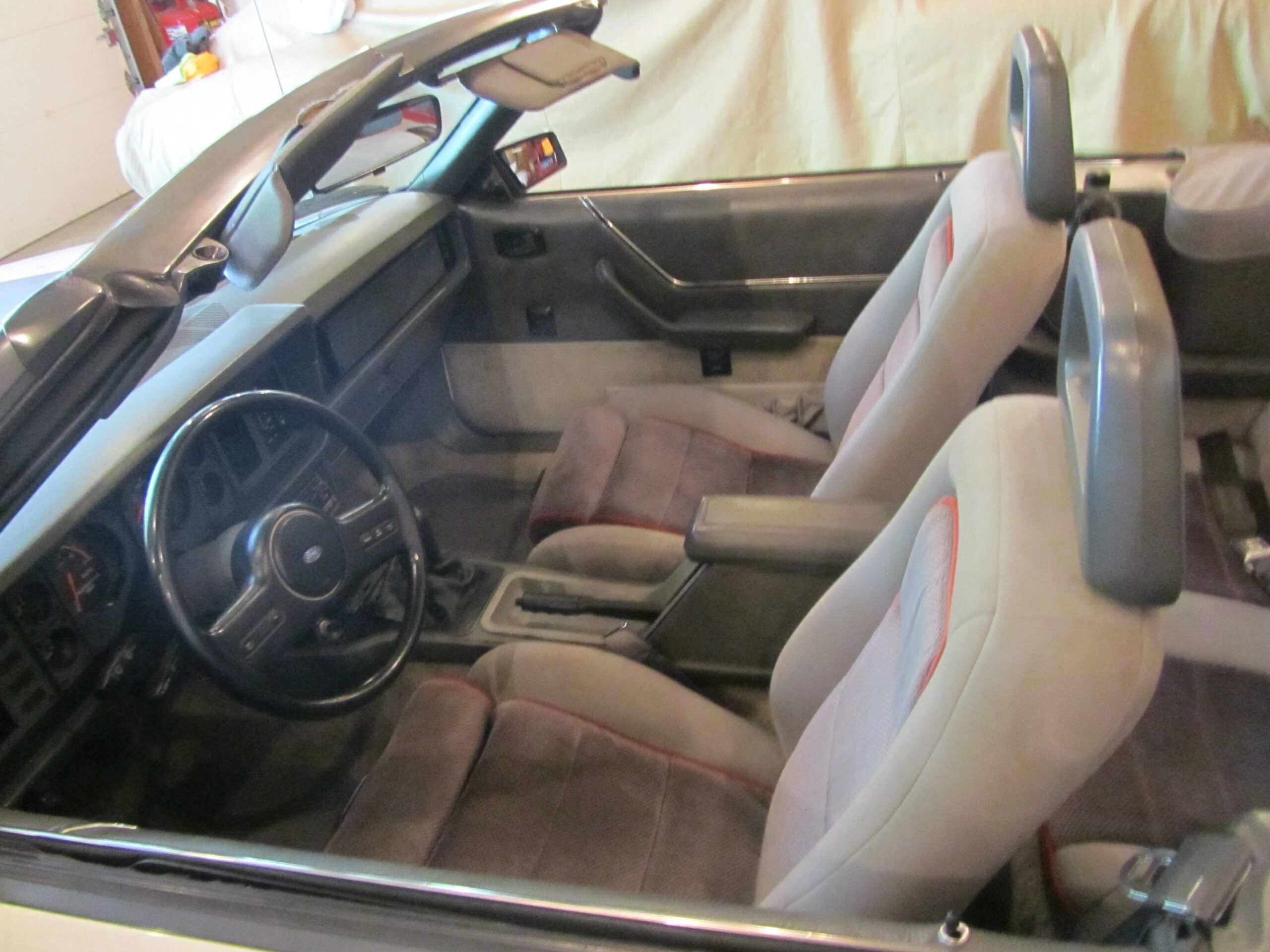 Ford-Mustang-gt-convertible-1985-White-Gray-12