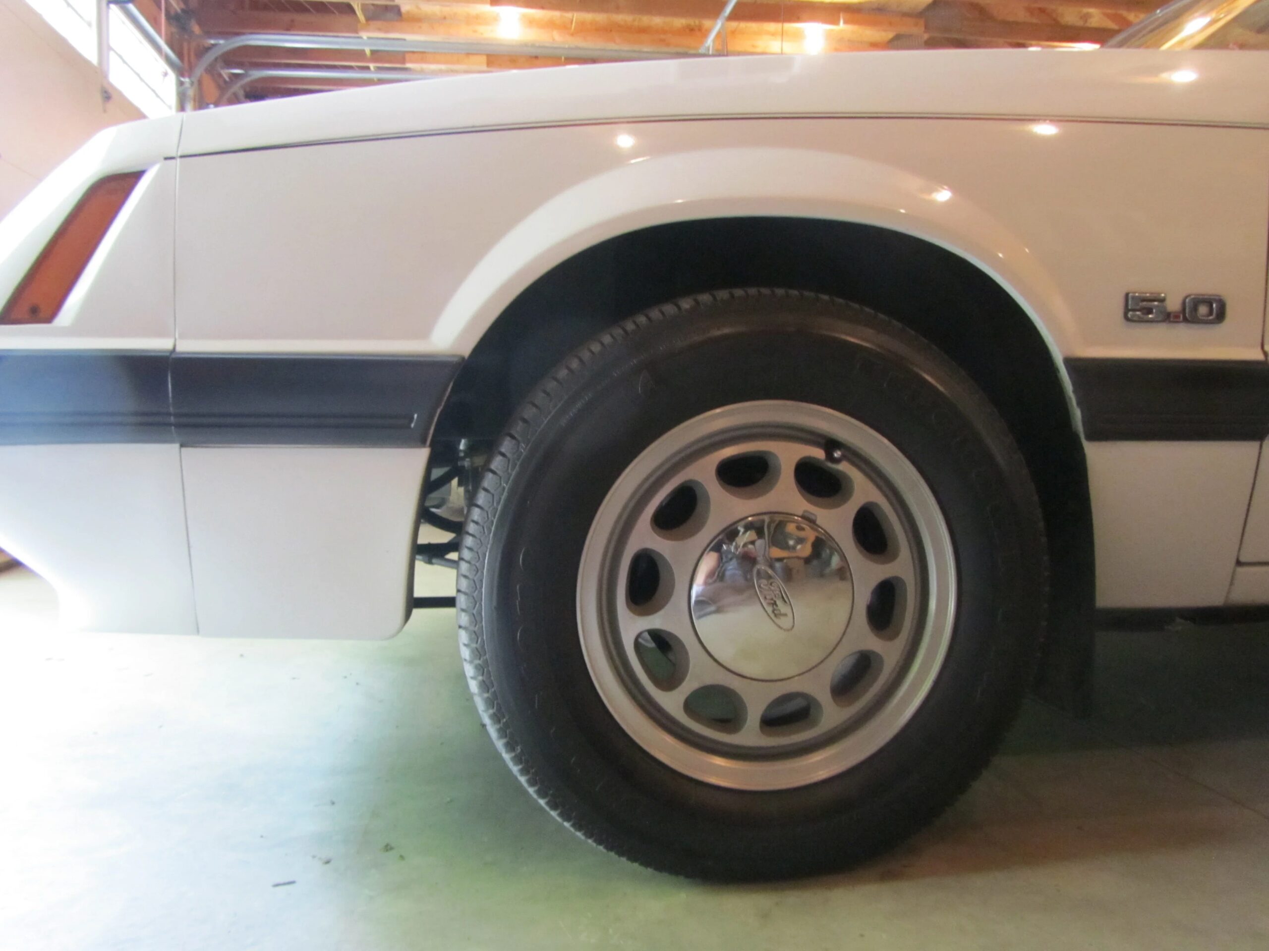 Ford-Mustang-gt-convertible-1985-White-Gray-14