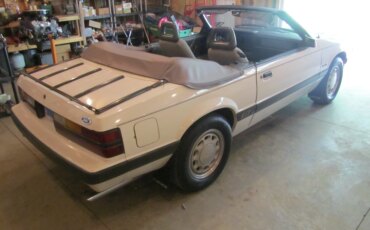 Ford-Mustang-gt-convertible-1985-White-Gray