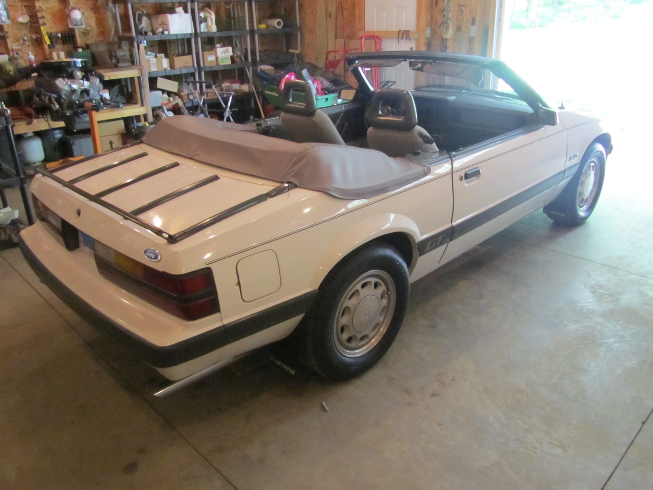 Ford-Mustang-gt-convertible-1985-White-Gray