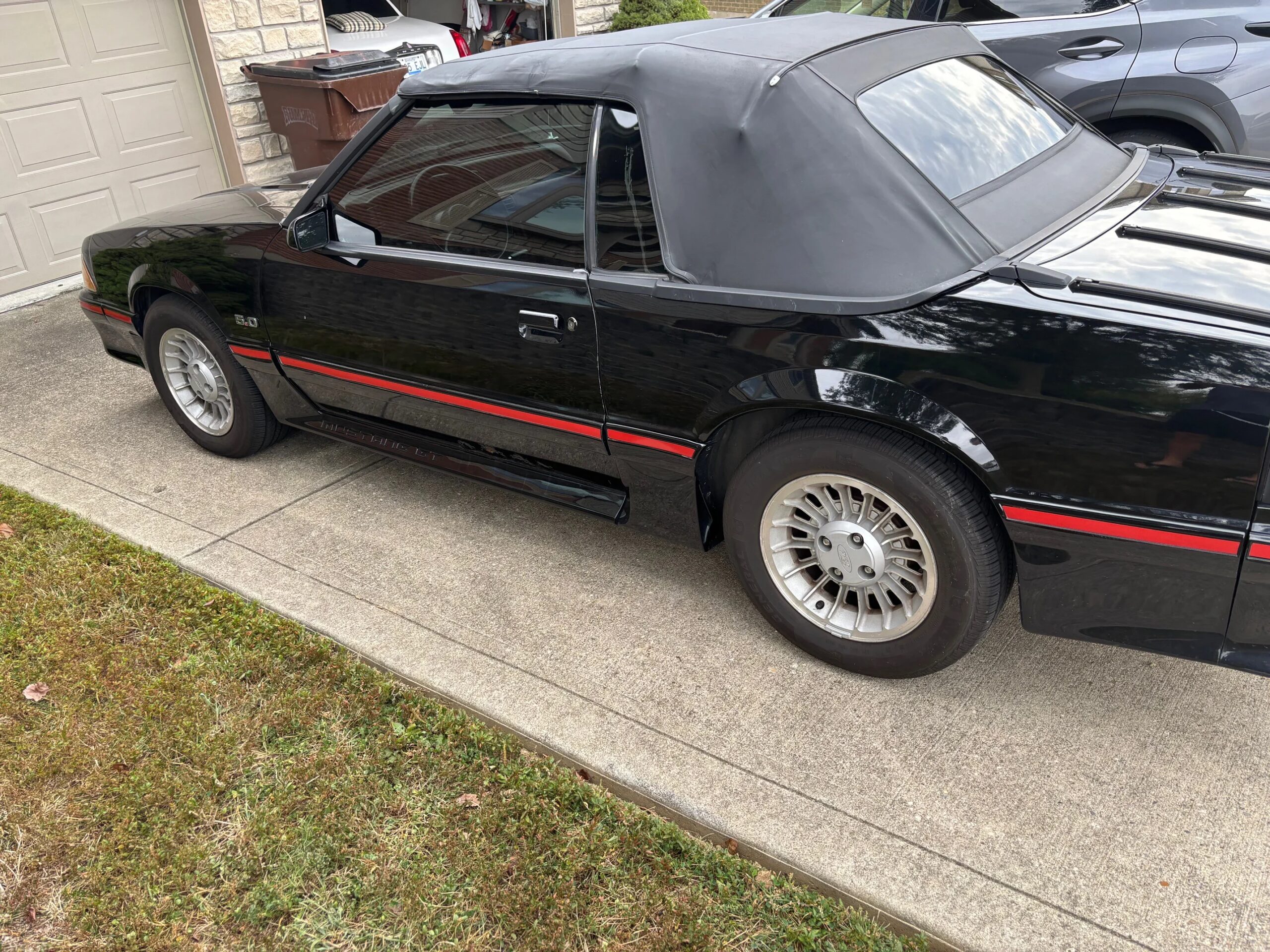 Ford-Mustang-gt-convertible-1987-Black-Red