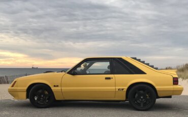 Ford-Mustang-gt-hatchback-1984-Yellow-Black