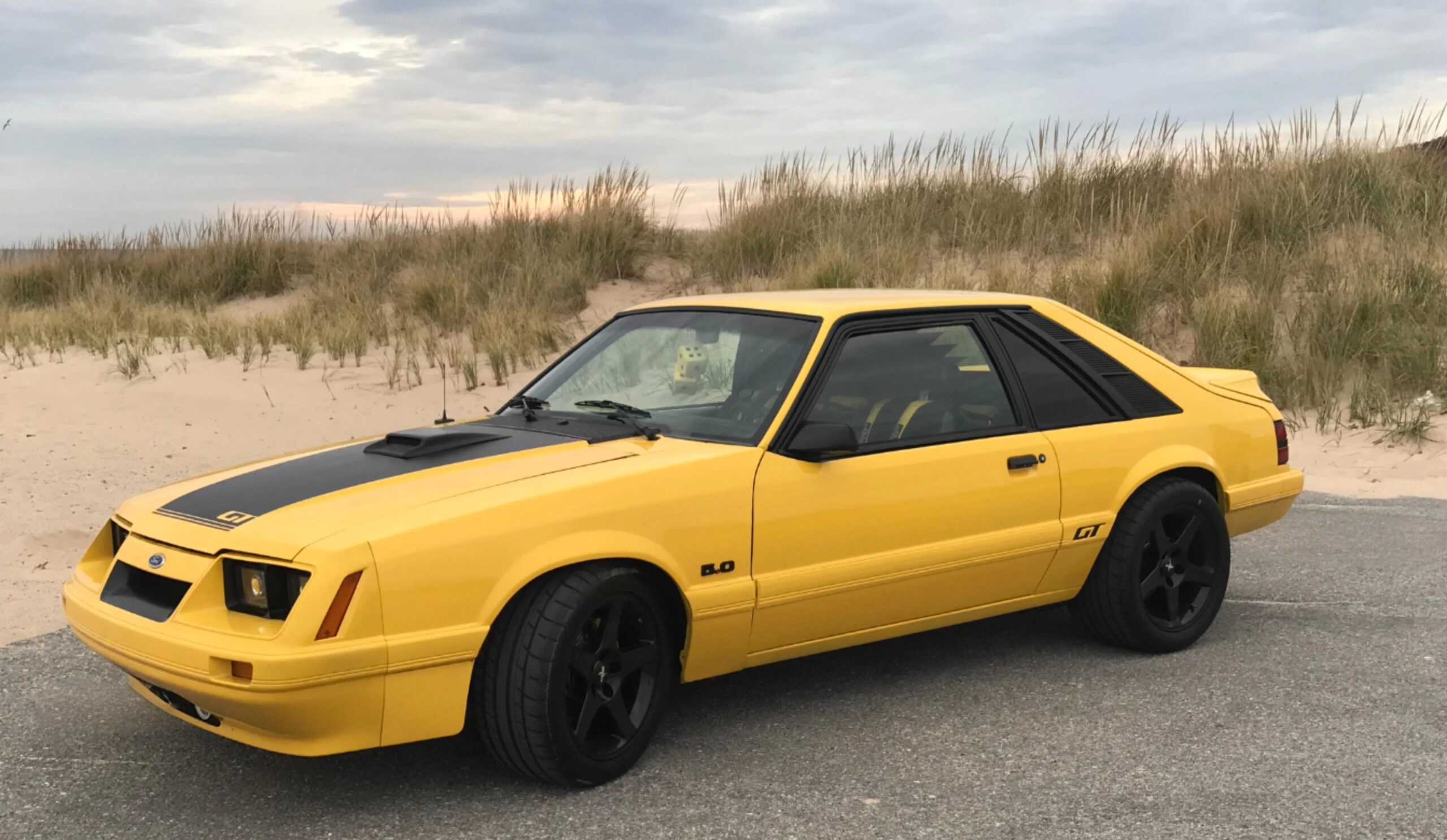 Ford-Mustang-gt-hatchback-1984-Yellow-Black-9