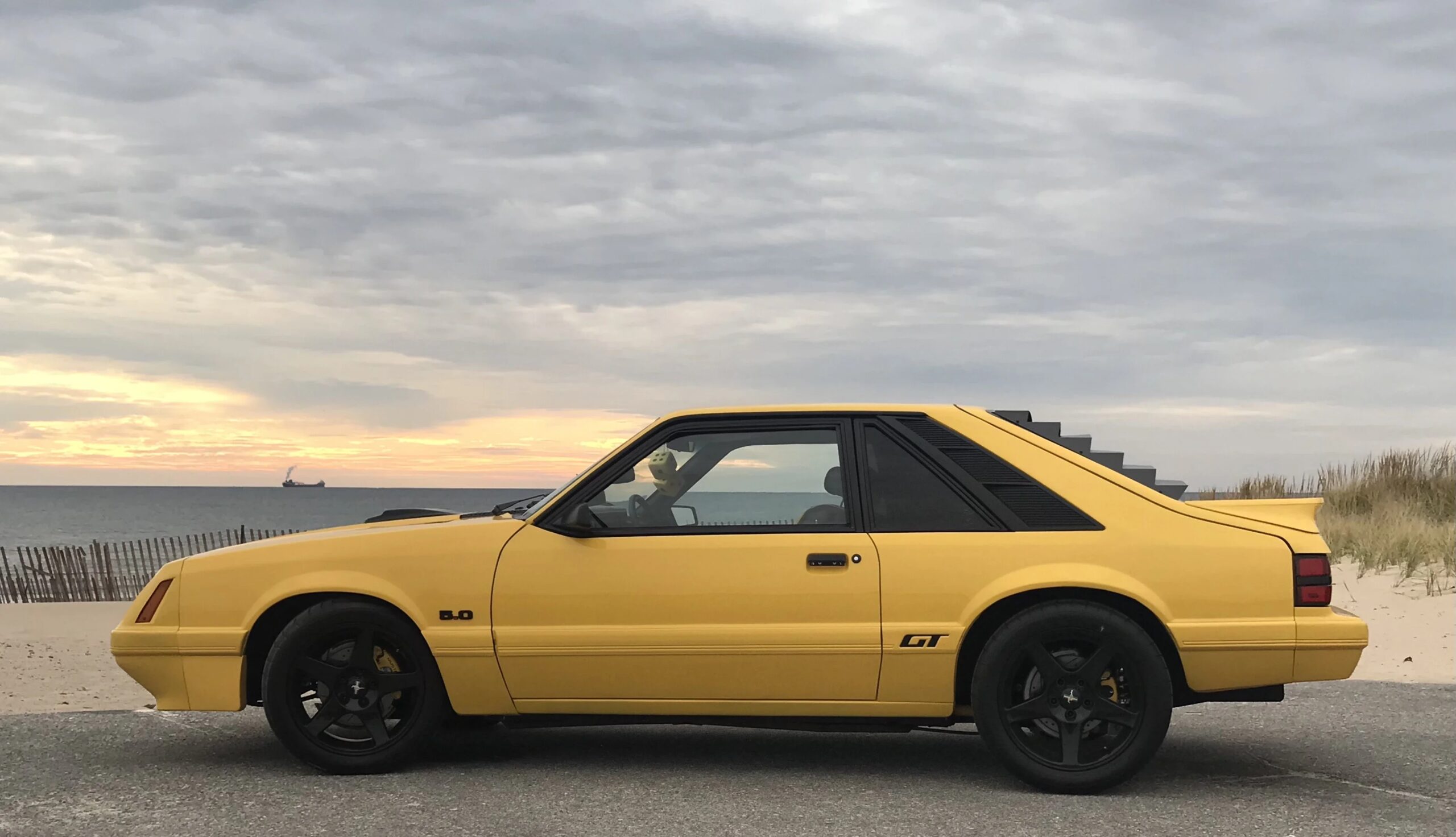 Ford-Mustang-gt-hatchback-1984-Yellow-Black