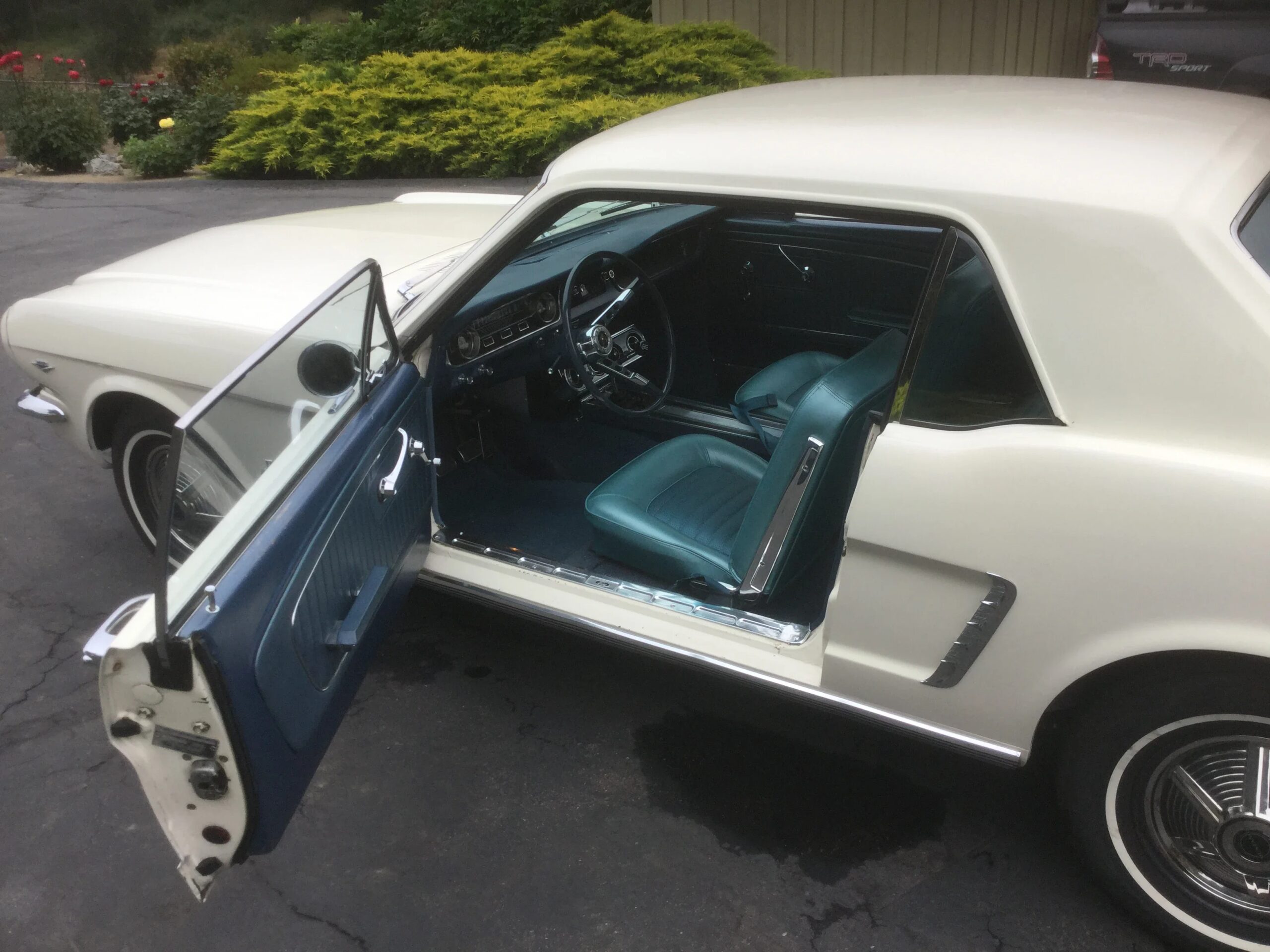 Ford-Mustang-lx-v8-coupe-1964-Off-White-Blue-12