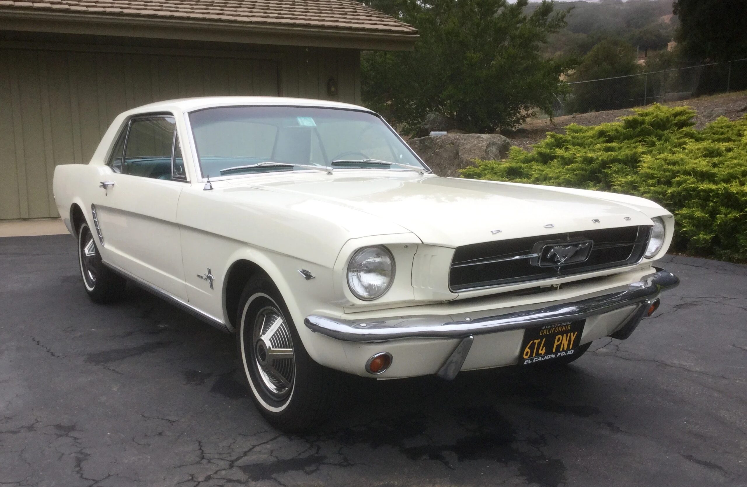 Ford-Mustang-lx-v8-coupe-1964-Off-White-Blue-14