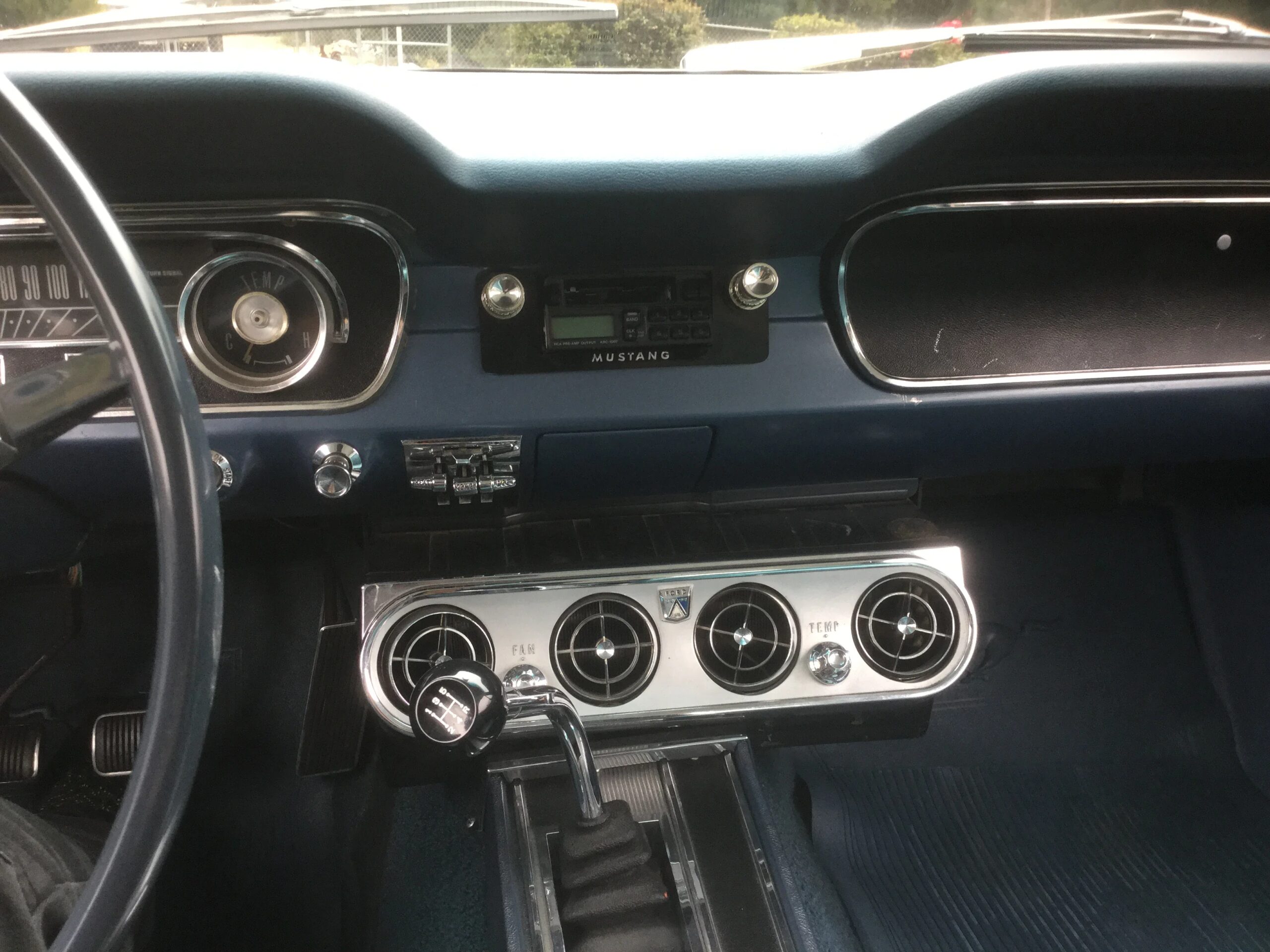 Ford-Mustang-lx-v8-coupe-1964-Off-White-Blue-2
