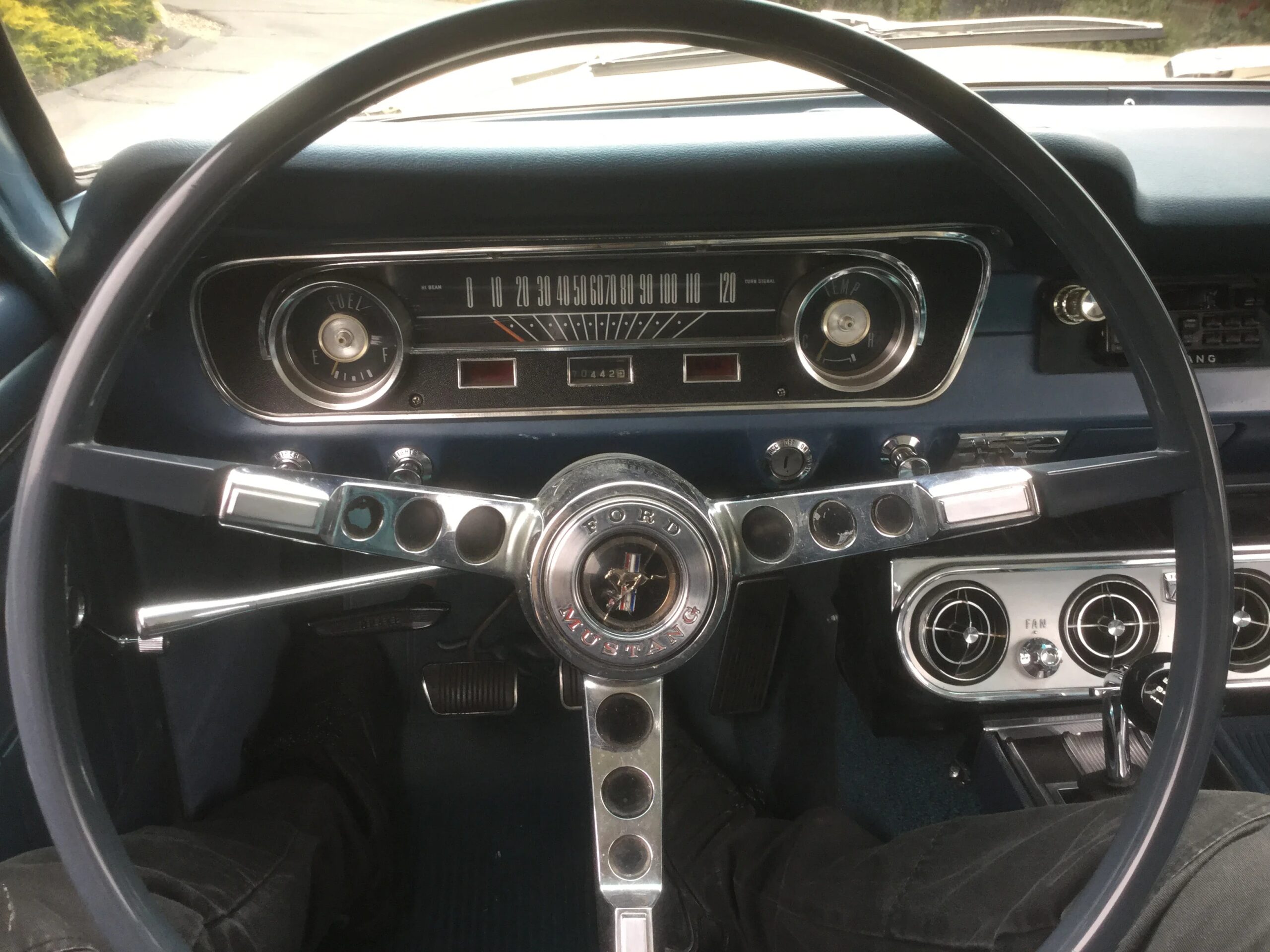 Ford-Mustang-lx-v8-coupe-1964-Off-White-Blue-22