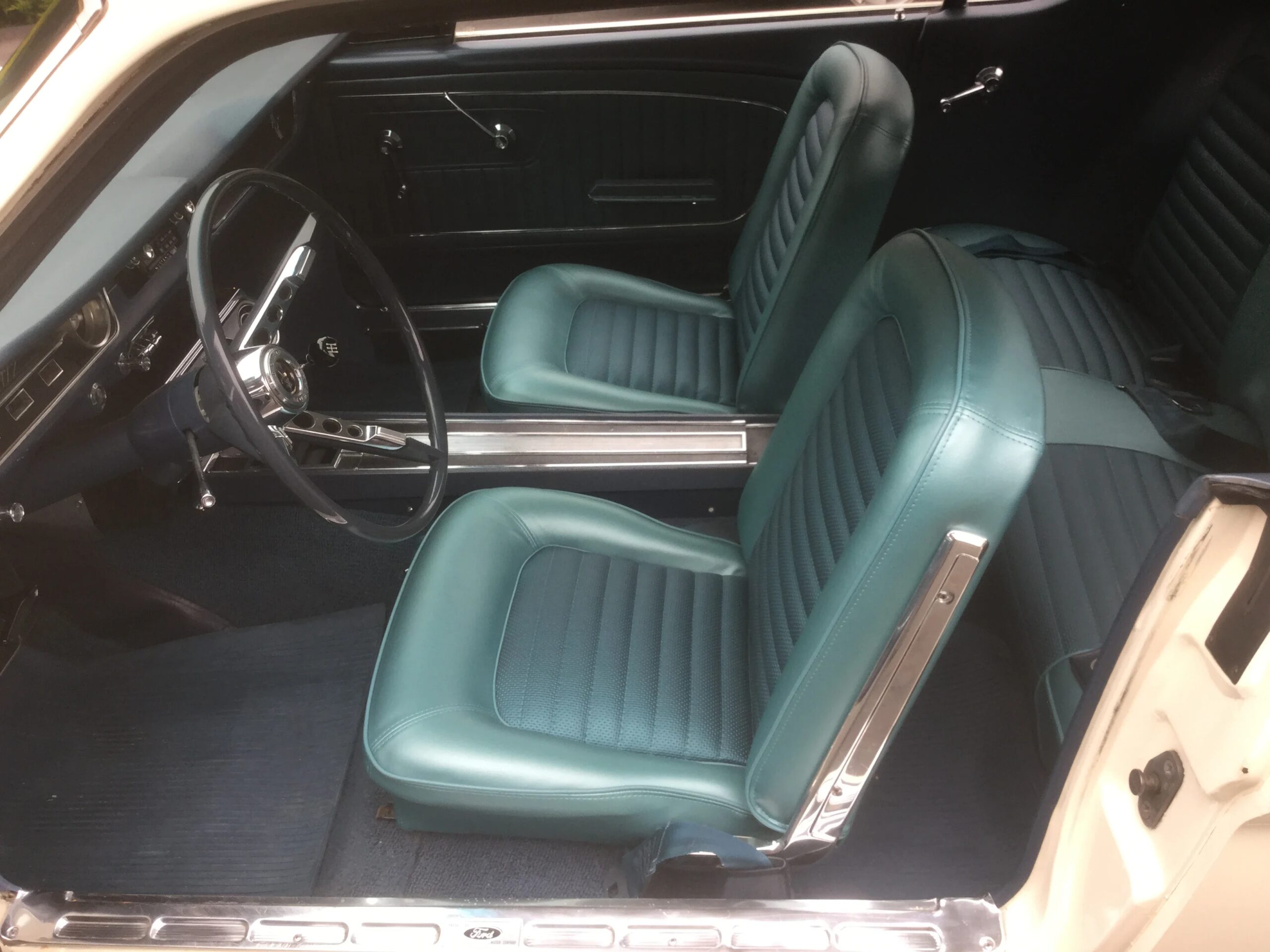Ford-Mustang-lx-v8-coupe-1964-Off-White-Blue-24