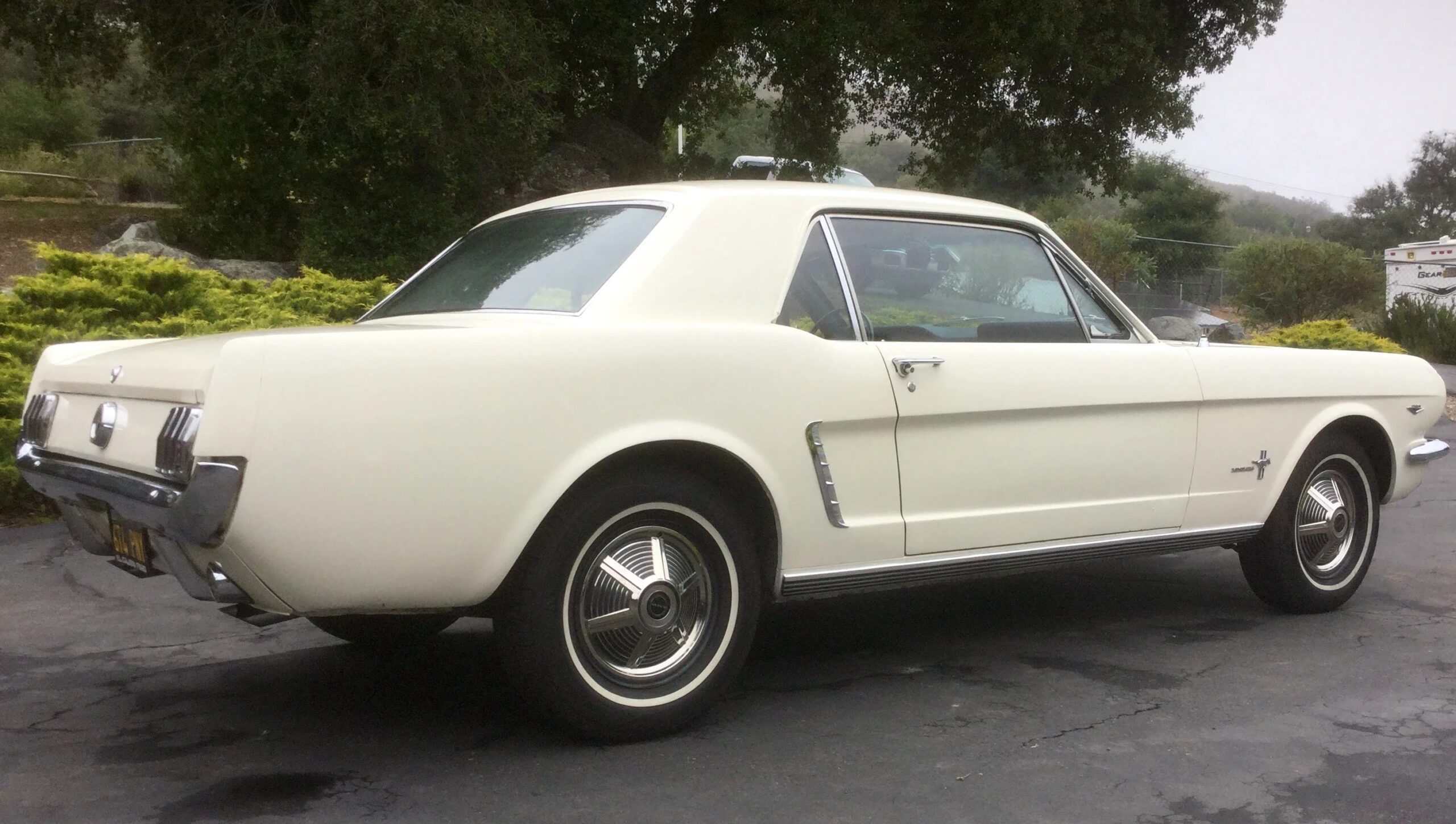 Ford-Mustang-lx-v8-coupe-1964-Off-White-Blue-28