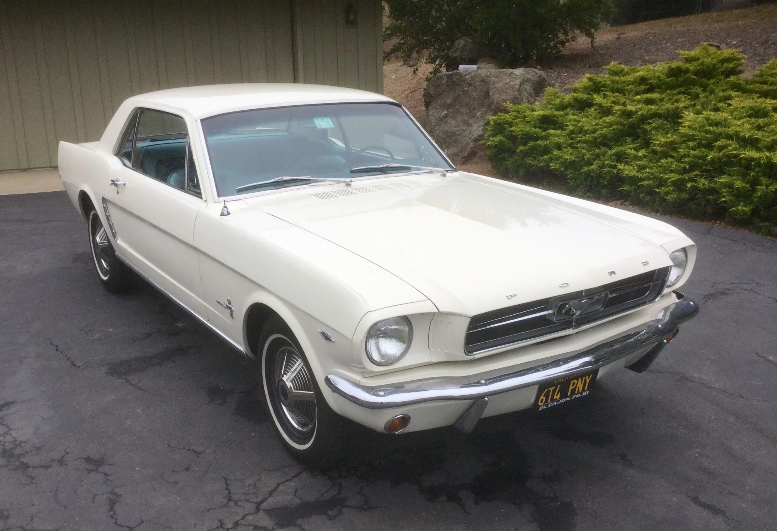 Ford-Mustang-lx-v8-coupe-1964-Off-White-Blue-30