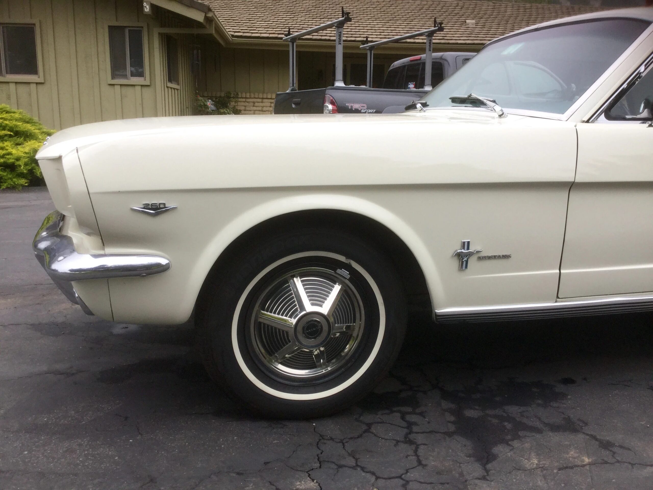 Ford-Mustang-lx-v8-coupe-1964-Off-White-Blue-4