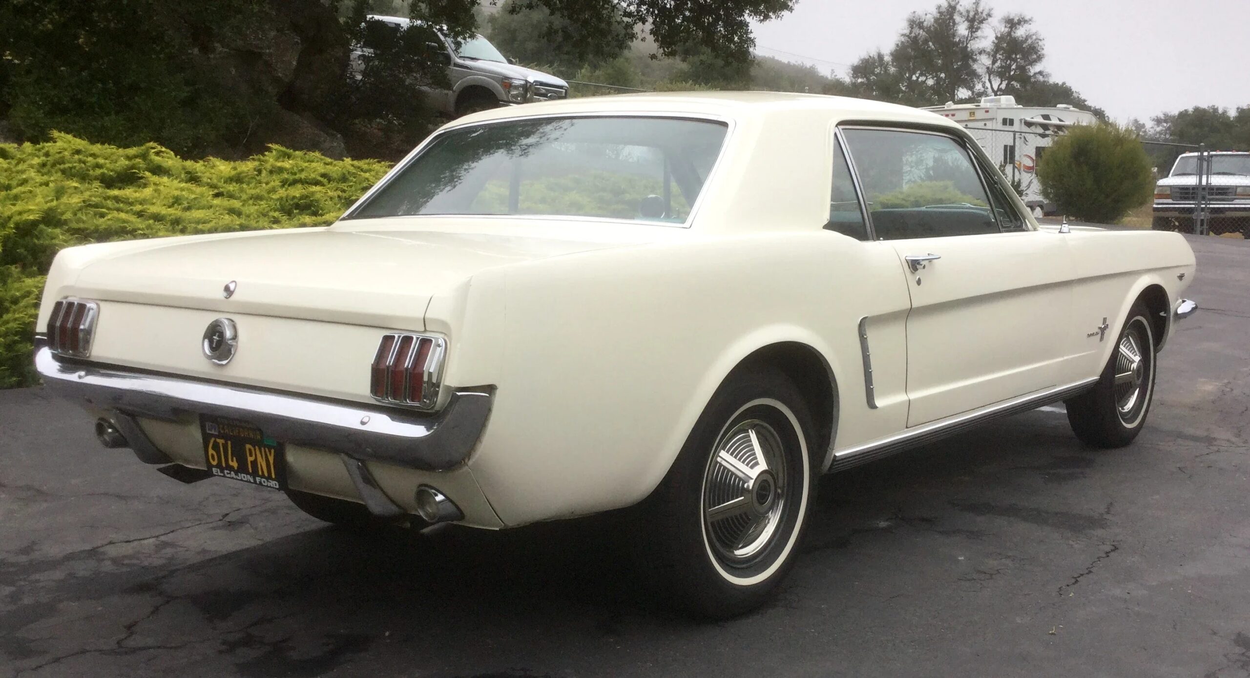 Ford-Mustang-lx-v8-coupe-1964-Off-White-Blue-8