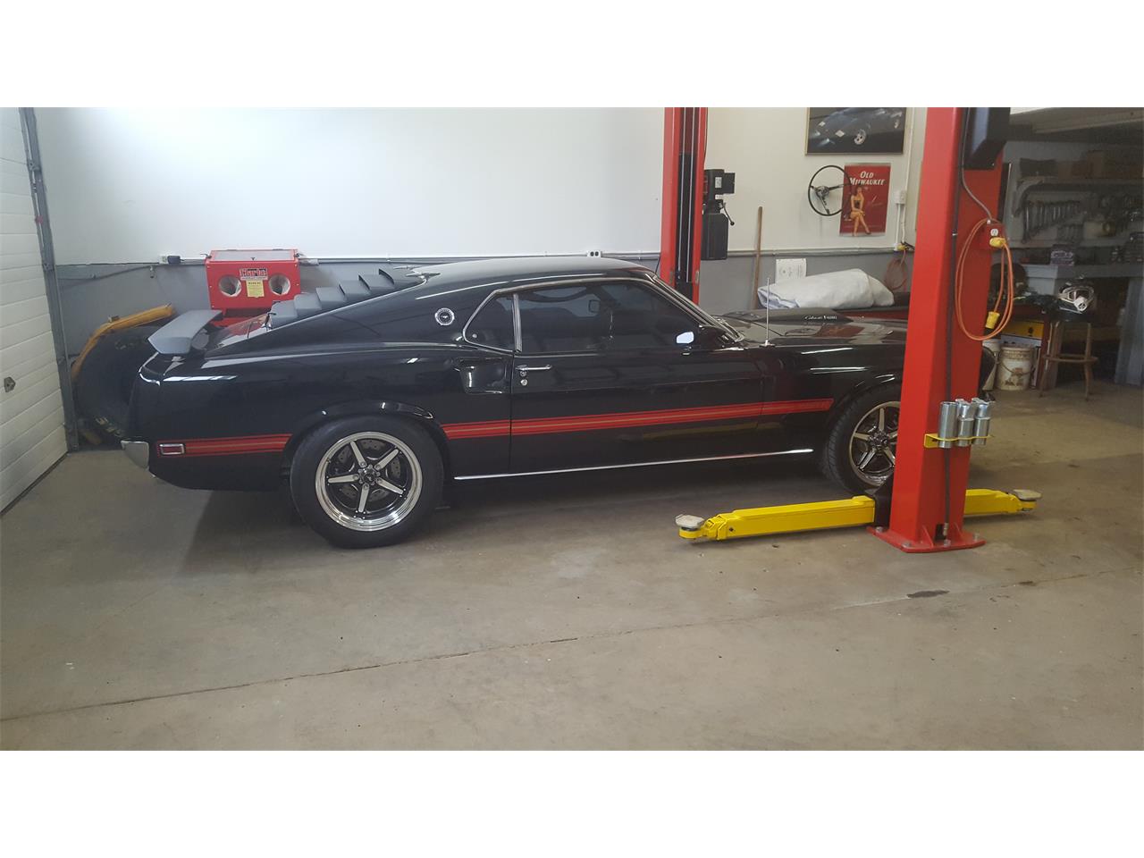 Ford-Mustang-mach-1-1969-PPG-Diamond-Black-Mach-1-Trim-Package-7