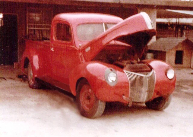 Ford-Pickup-1941-Red-Black