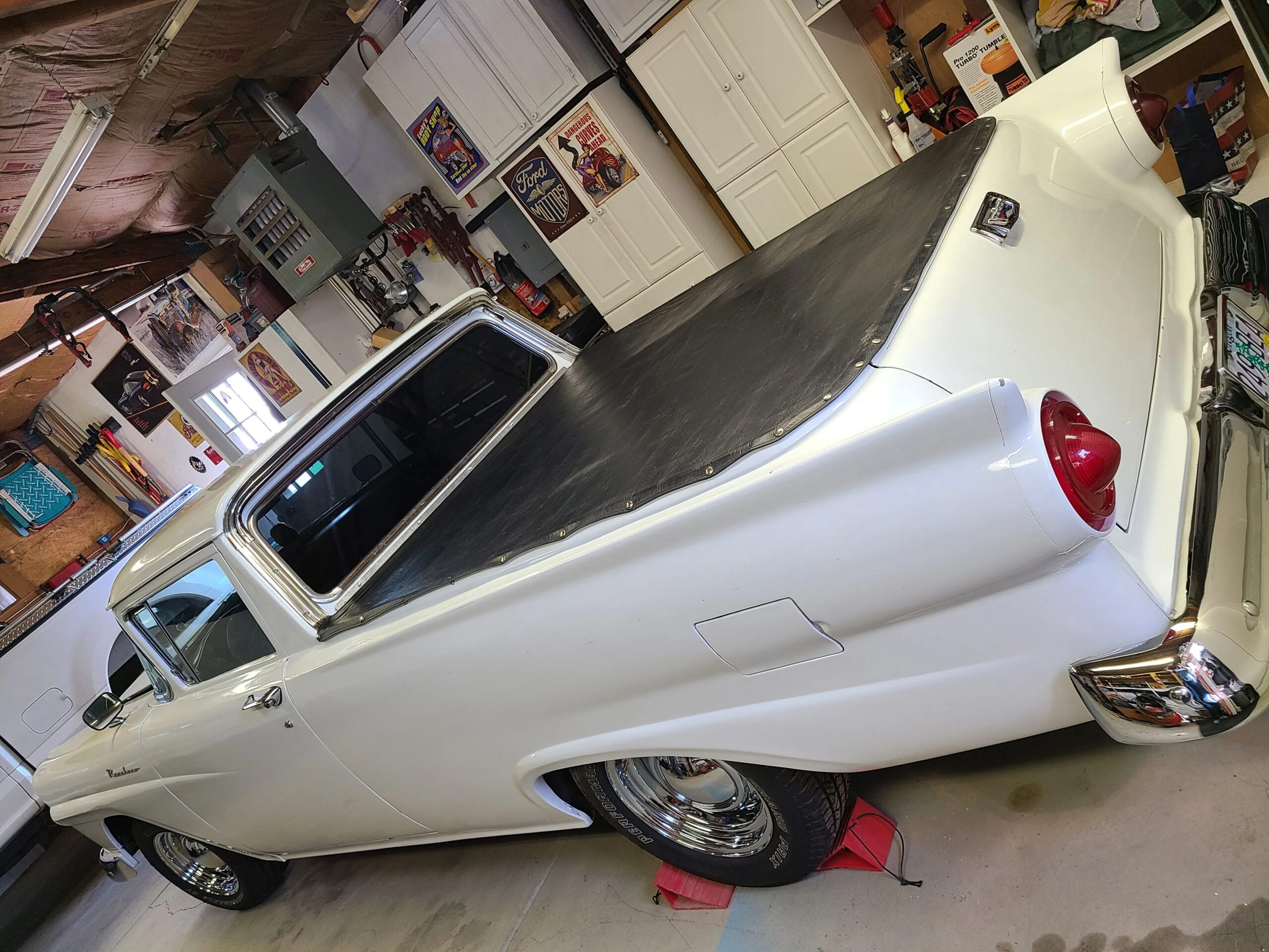 Ford-Ranchero-1957-White-Black-4
