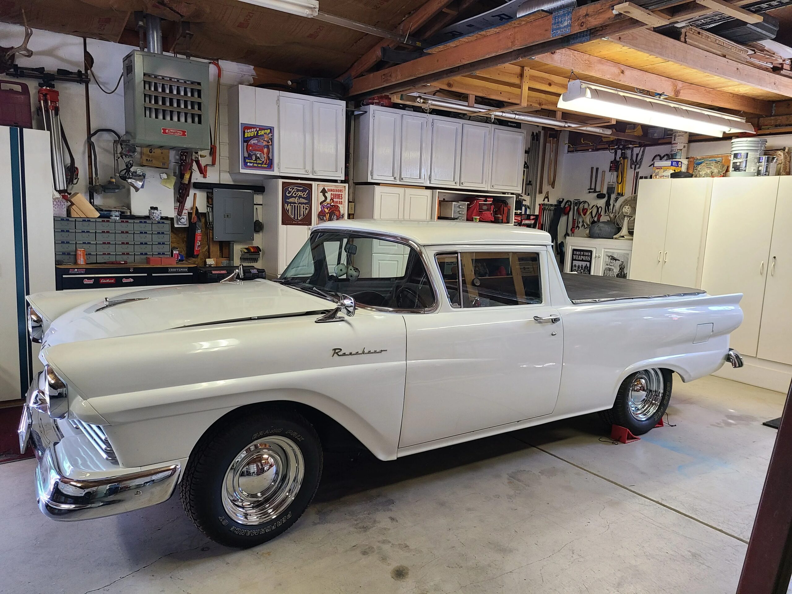 Ford-Ranchero-1957-White-Black