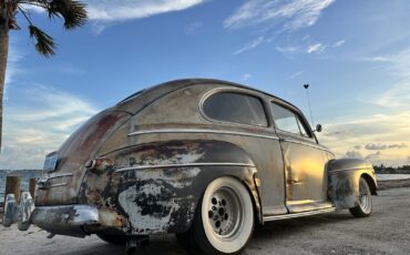 Ford-Super-Deluxe-1946-Sedan-1