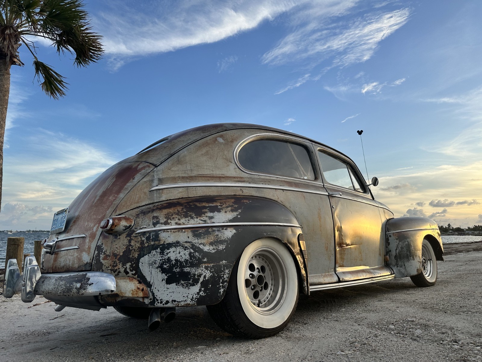 Ford-Super-Deluxe-1946-Sedan-1