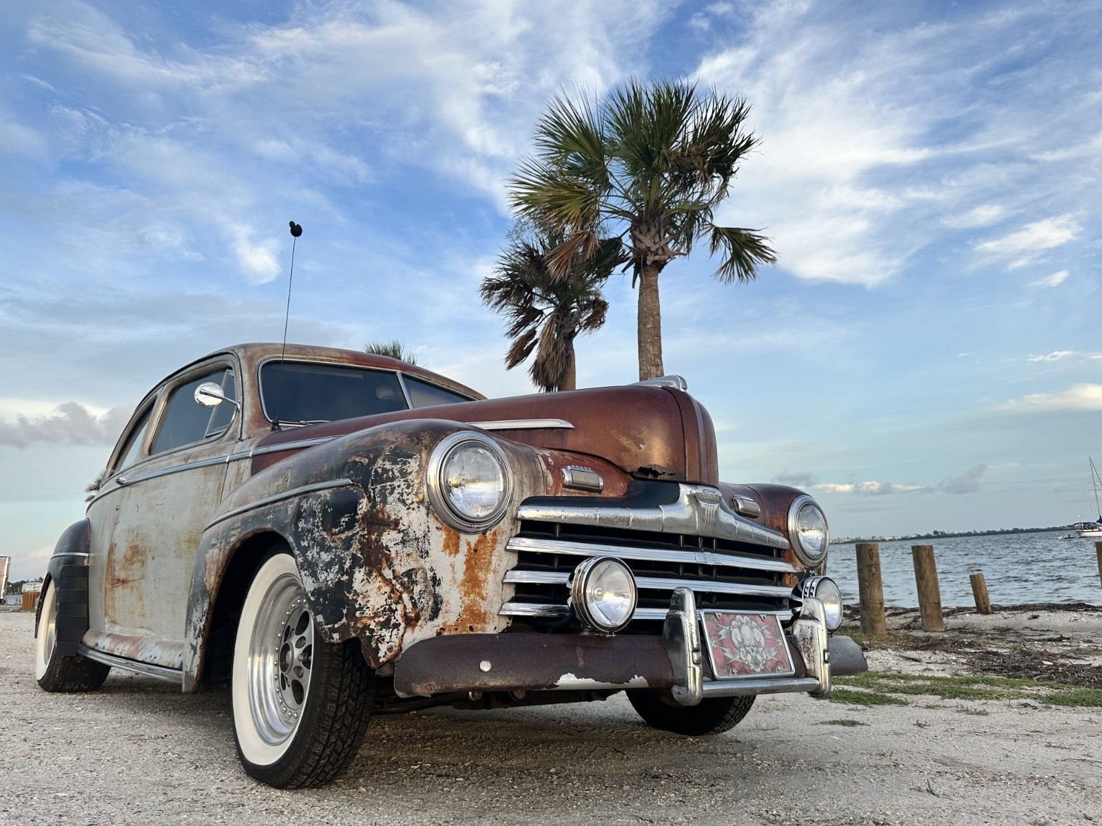 Ford-Super-Deluxe-1946-Sedan-3