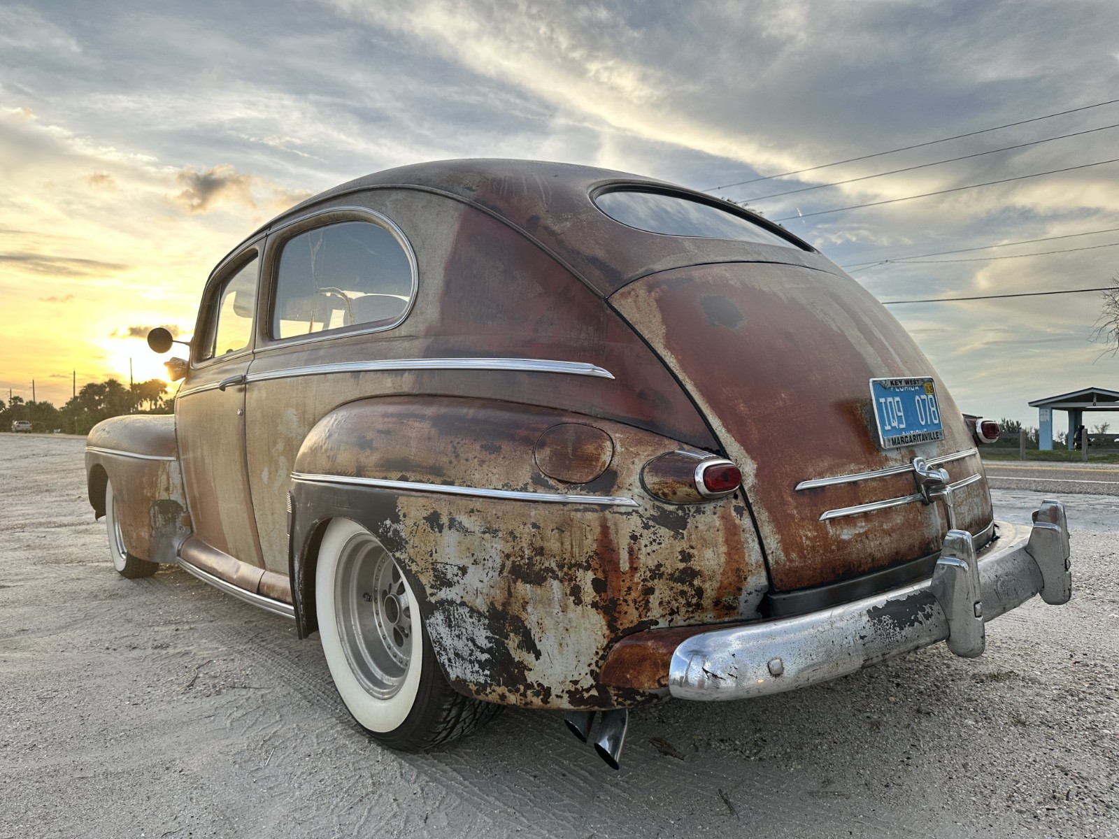 Ford-Super-Deluxe-1946-Sedan