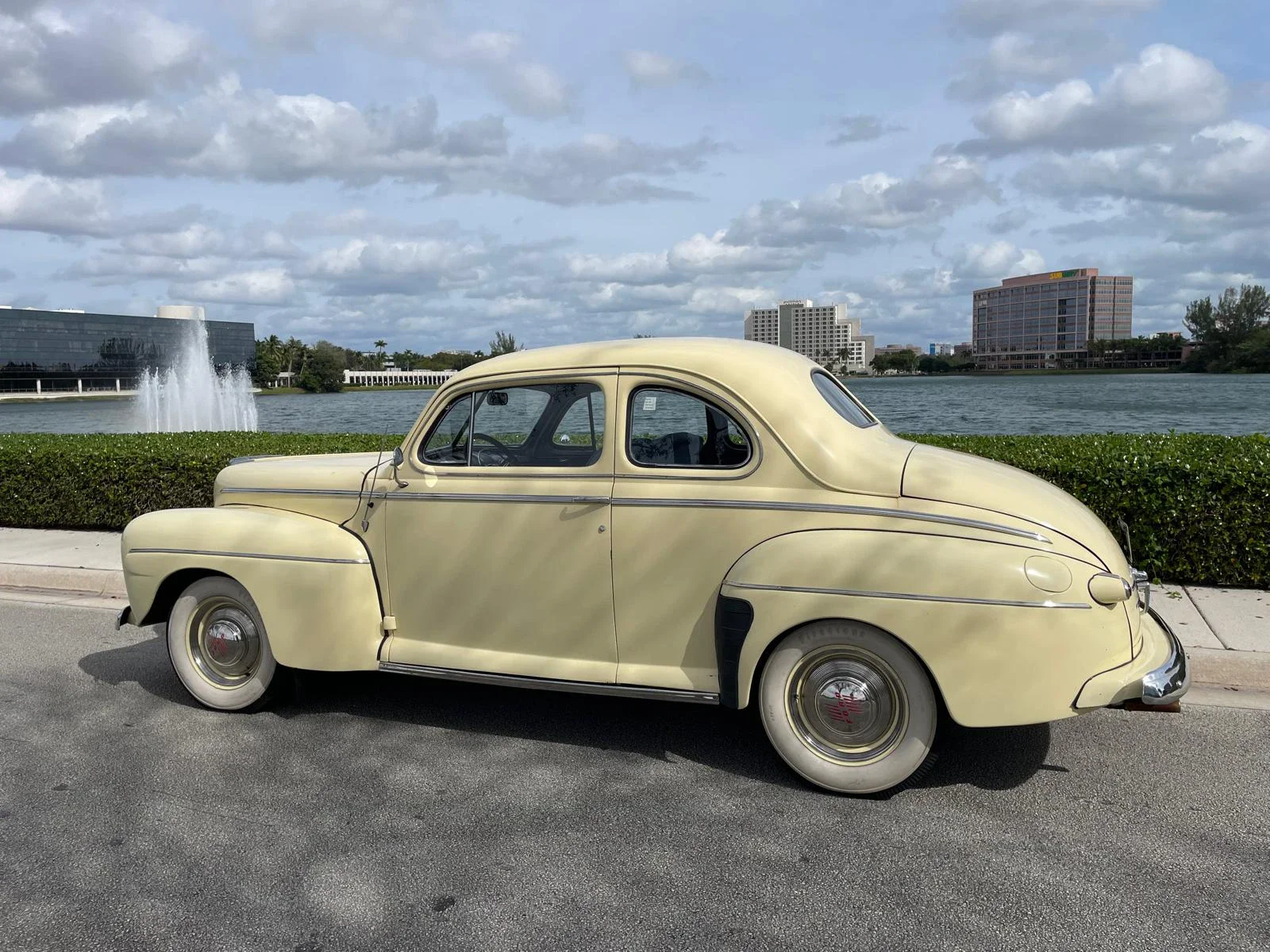 Ford-Super-deluxe-1946-Yellow-Blue-1