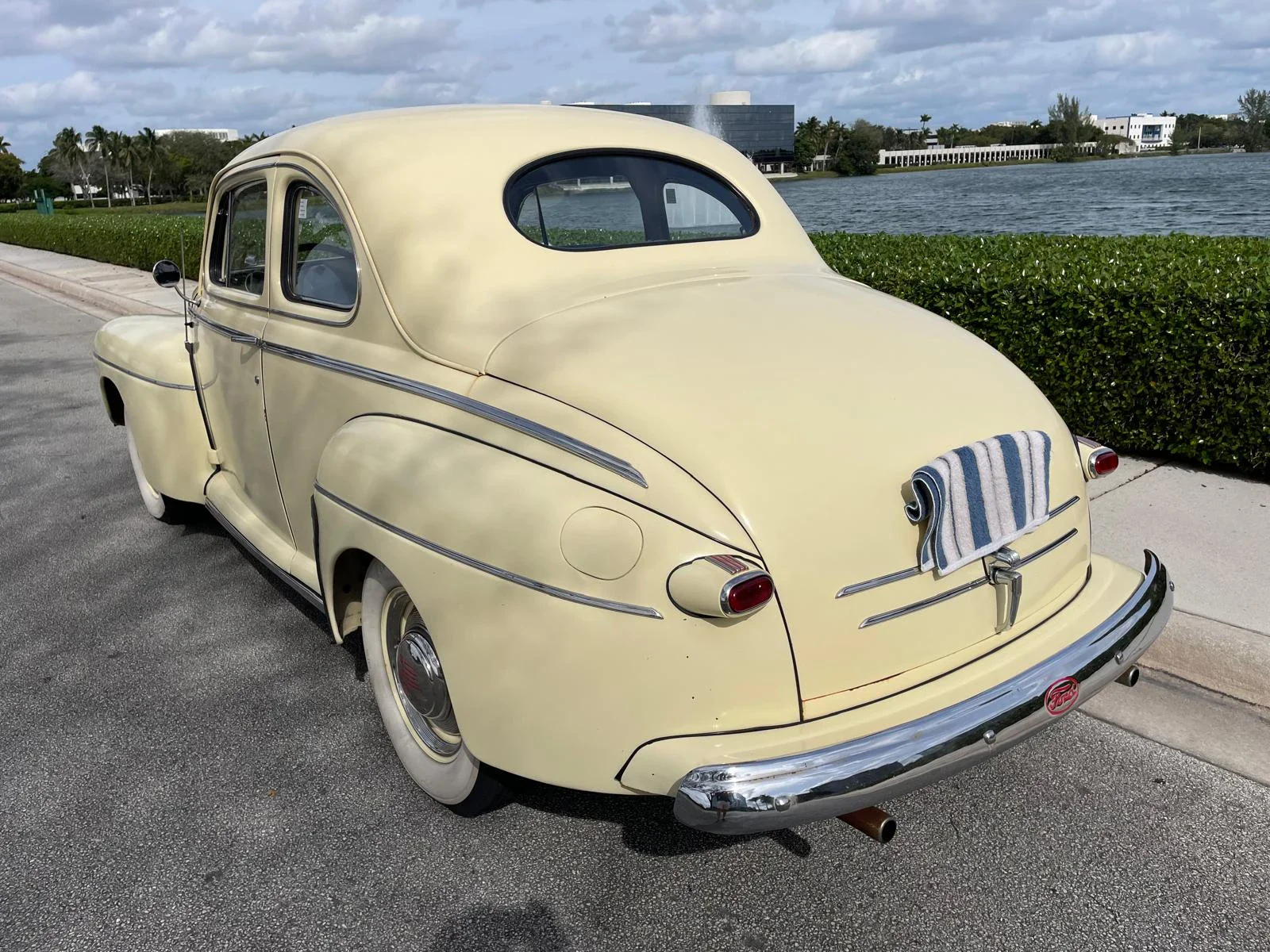 Ford-Super-deluxe-1946-Yellow-Blue-10